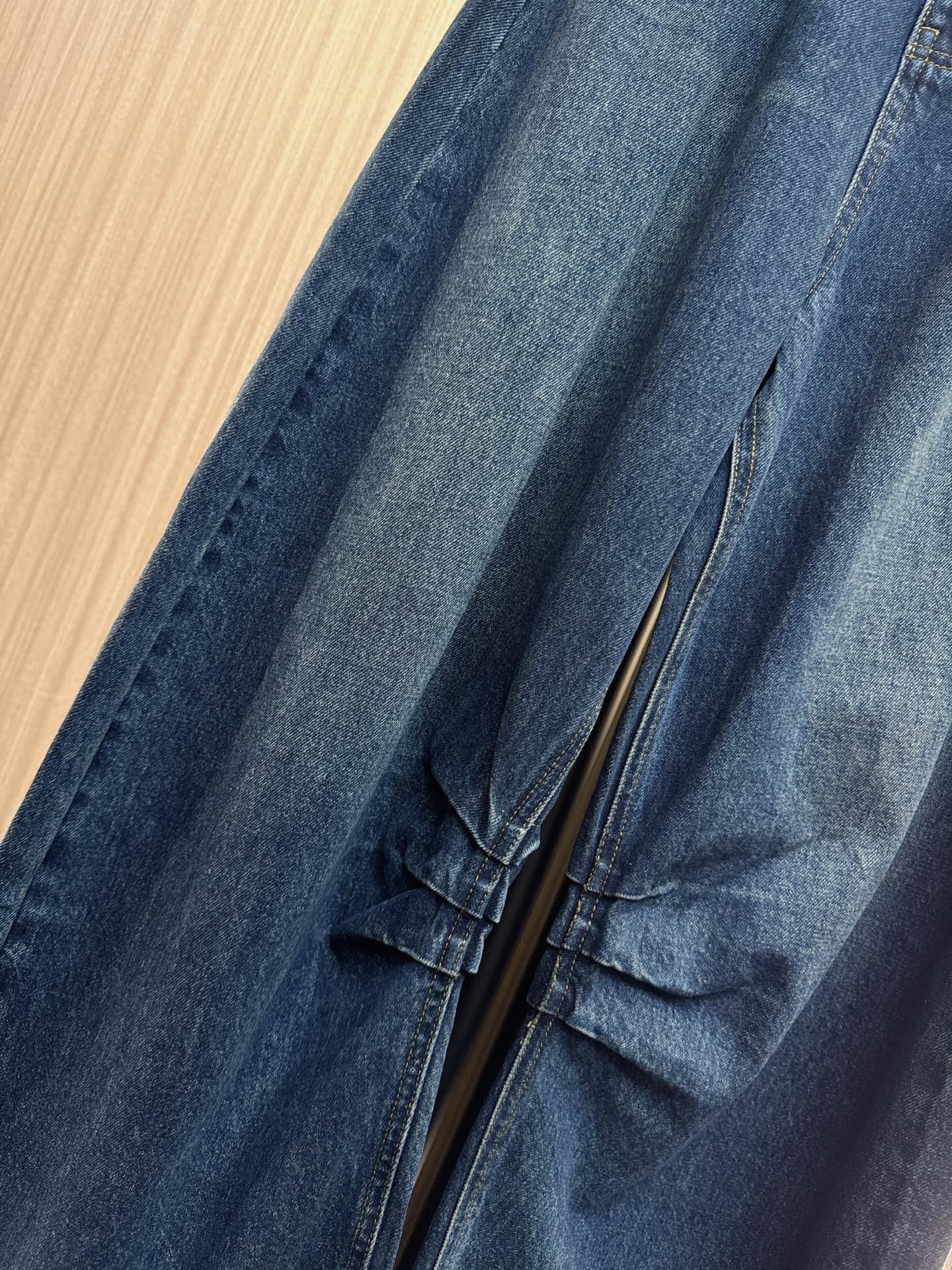 ✨✨✨LOEWE ✨✨✨2025秋冬爆款推荐！『弯刀膝盖打褶牛仔裤』震撼来袭！✨ 高级感与平价兼得，独特