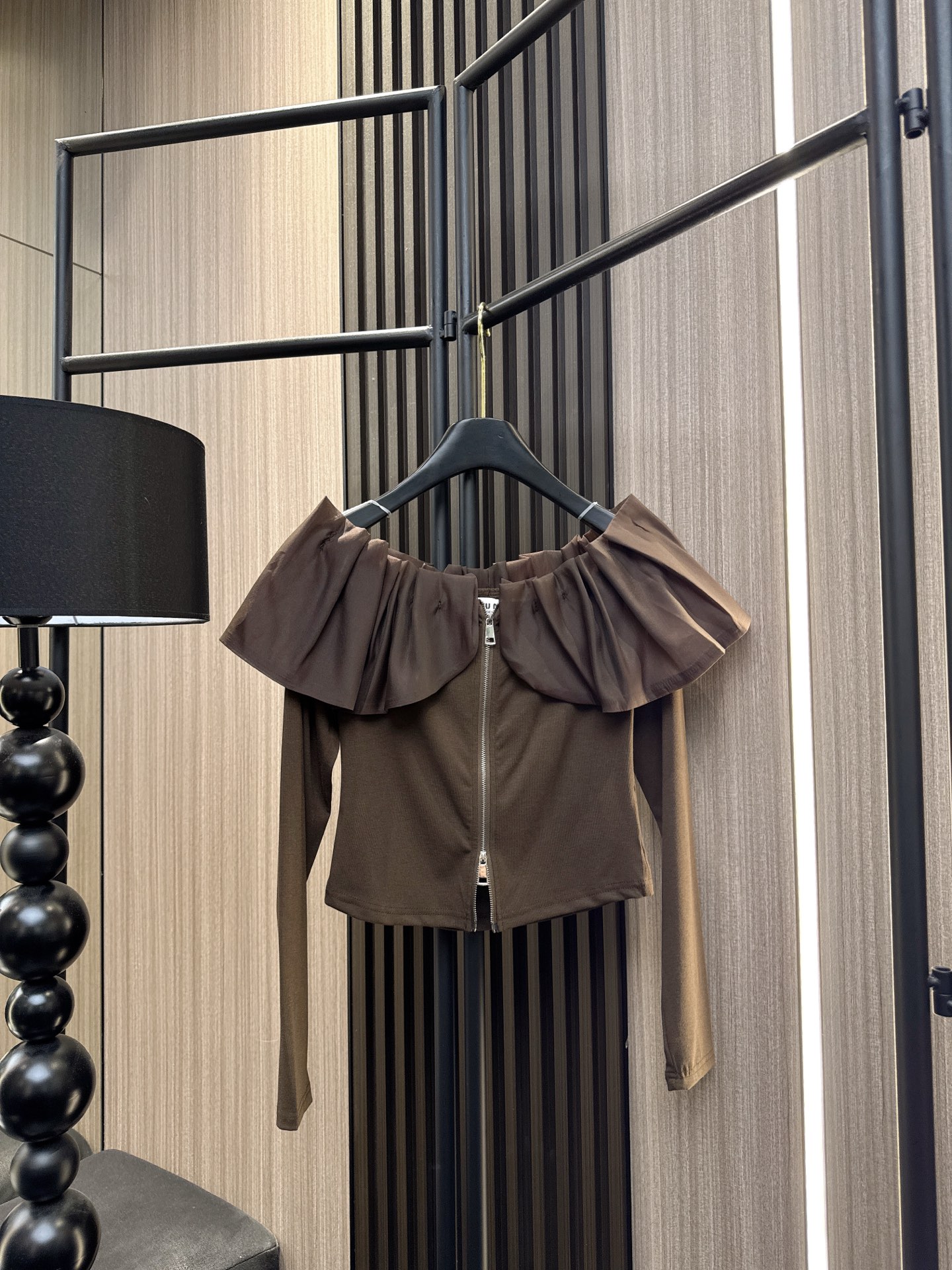 ✨✨✨miumiu✨✨✨2025秋冬新款💫 褶皱荷叶领拼接拉链开衫！💖 温柔荷叶边设计，精致褶皱细节，瞬