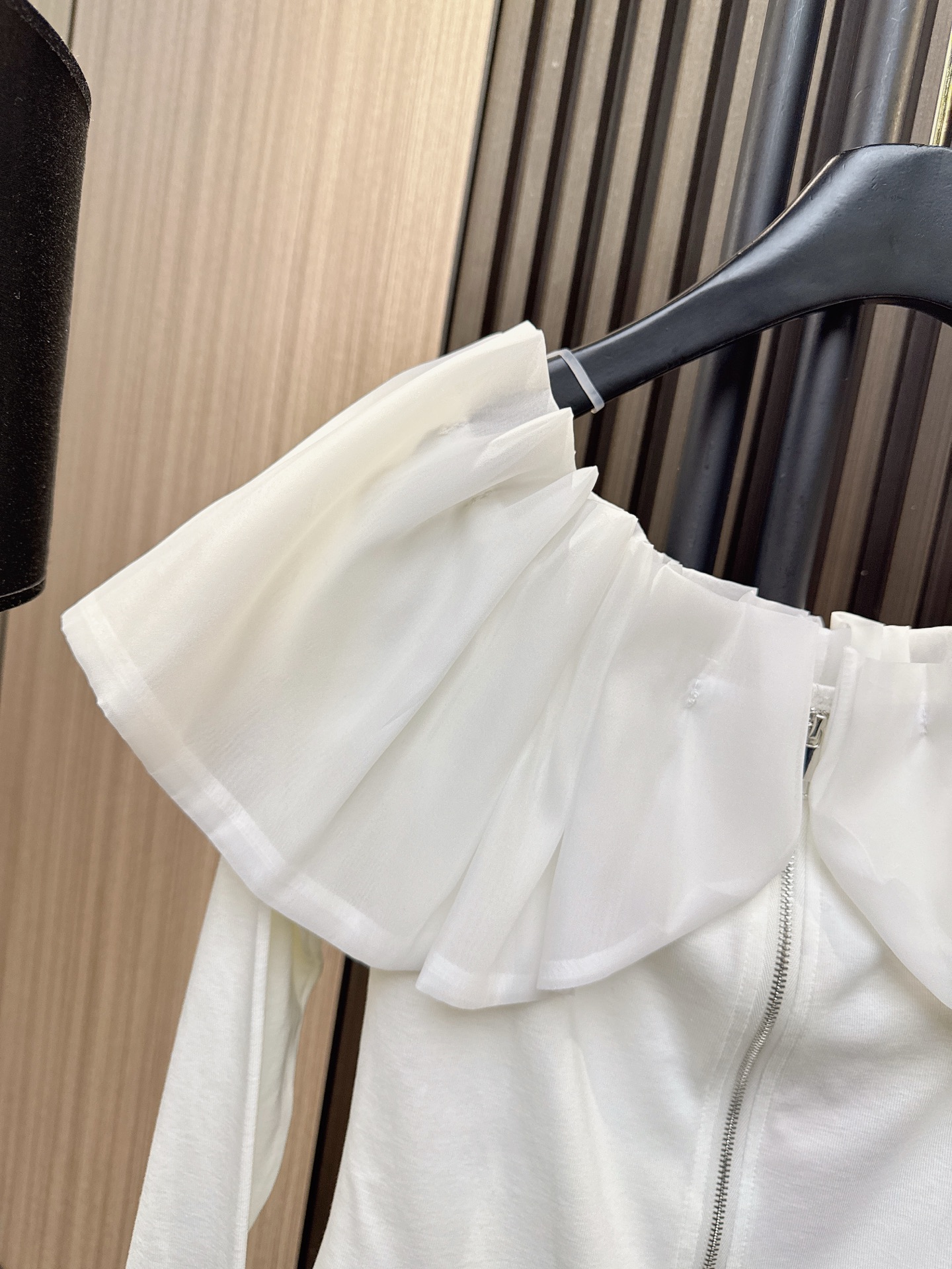 ✨✨✨miumiu✨✨✨2025秋冬新款💫 褶皱荷叶领拼接拉链开衫！💖 温柔荷叶边设计，精致褶皱细节，瞬