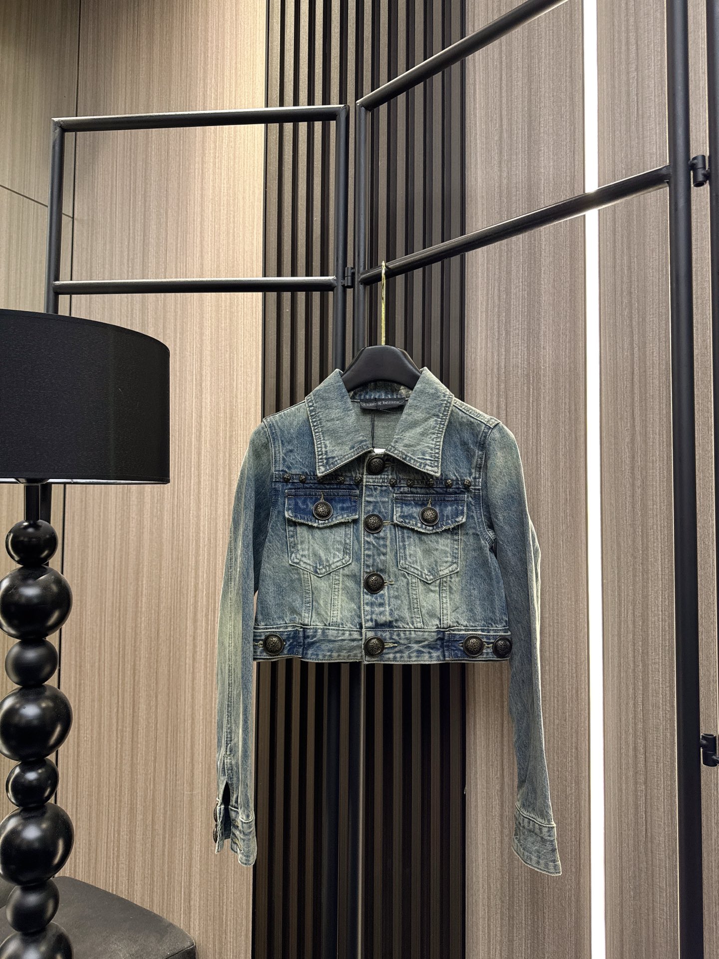 ✨✨✨克罗心✨✨✨2025秋冬新款💫 【克罗心撞色美学】✨翻领复古牛仔外套强势来袭，定制撞色纽扣暗藏叛逆