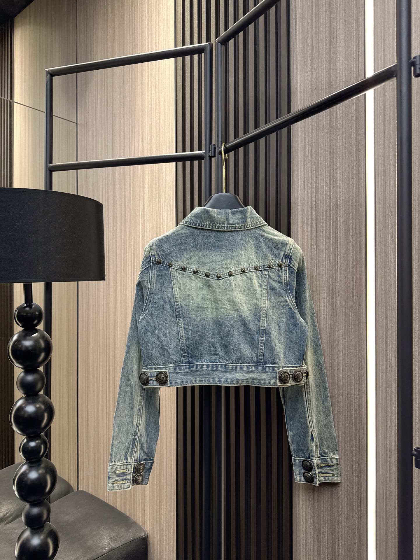 ✨✨✨克罗心✨✨✨2025秋冬新款💫 【克罗心撞色美学】✨翻领复古牛仔外套强势来袭，定制撞色纽扣暗藏叛逆