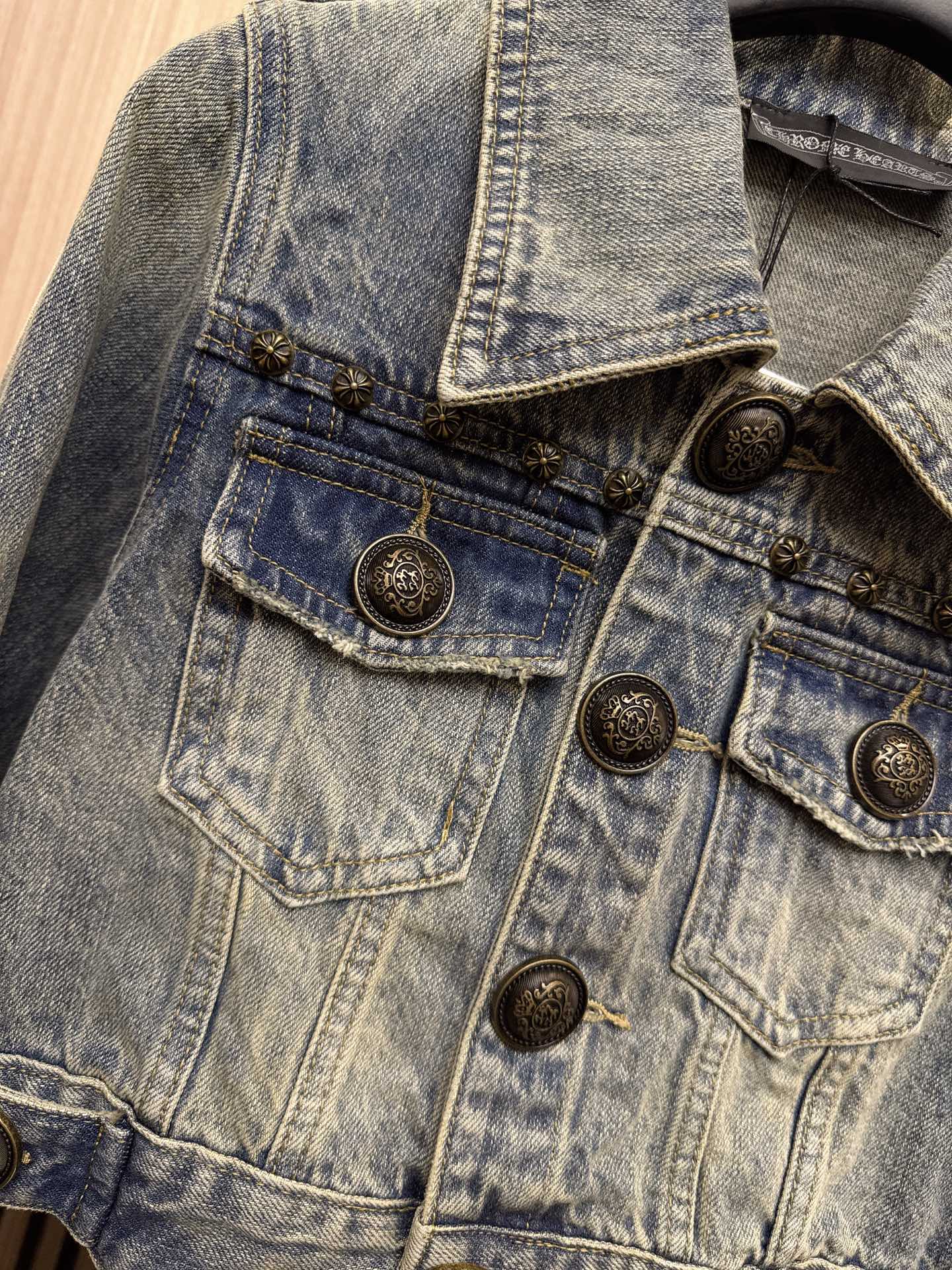 ✨✨✨克罗心✨✨✨2025秋冬新款💫 【克罗心撞色美学】✨翻领复古牛仔外套强势来袭，定制撞色纽扣暗藏叛逆