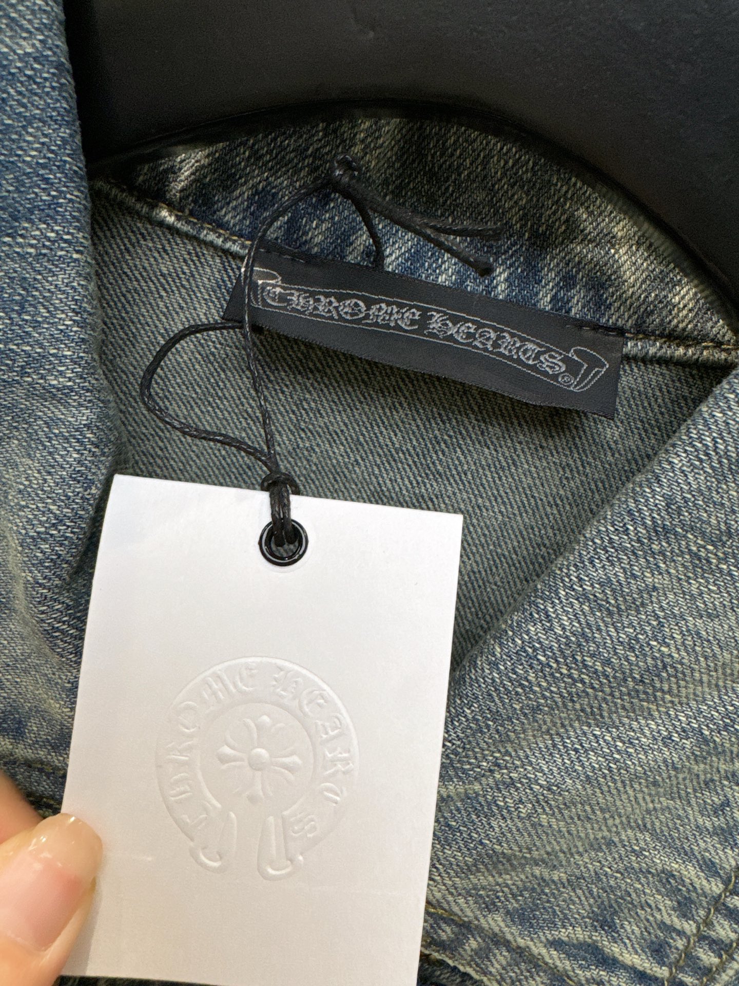 ✨✨✨克罗心✨✨✨2025秋冬新款💫 【克罗心撞色美学】✨翻领复古牛仔外套强势来袭，定制撞色纽扣暗藏叛逆