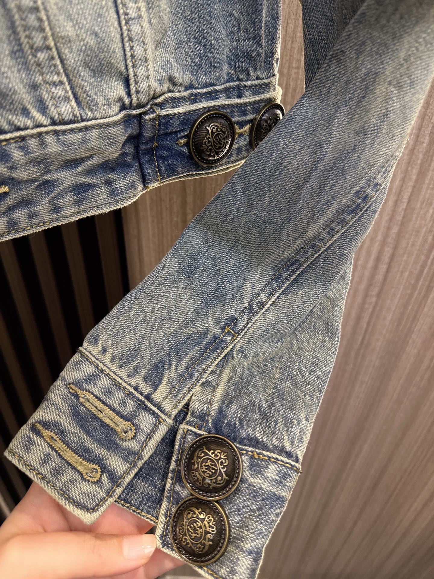 ✨✨✨克罗心✨✨✨2025秋冬新款💫 【克罗心撞色美学】✨翻领复古牛仔外套强势来袭，定制撞色纽扣暗藏叛逆