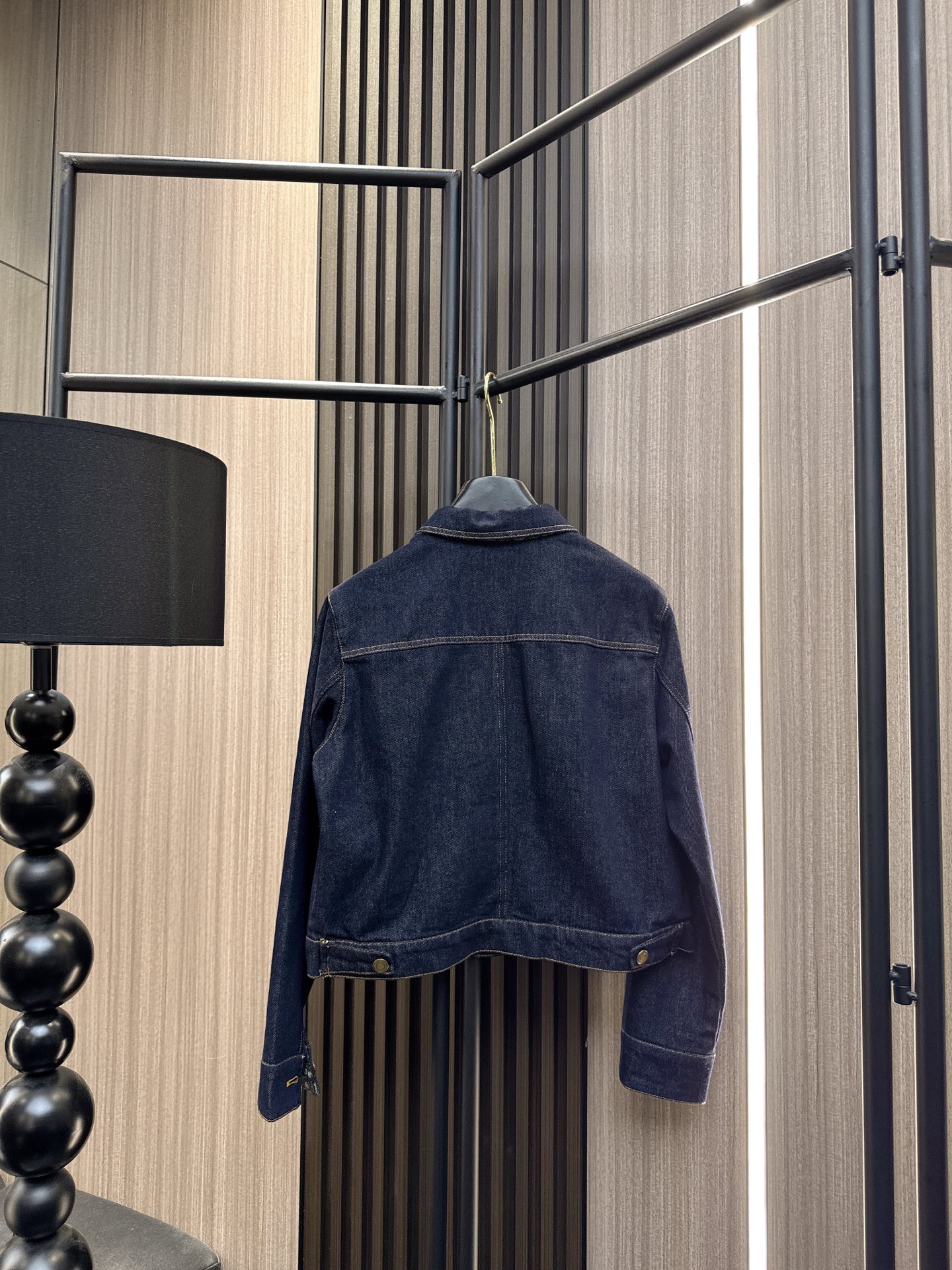 ✨✨✨伊莎贝尔✨✨✨2025秋冬新款💫这款内里印花拼接翻领长袖牛仔外套上衣，将潮流与实用完美结合。独特的