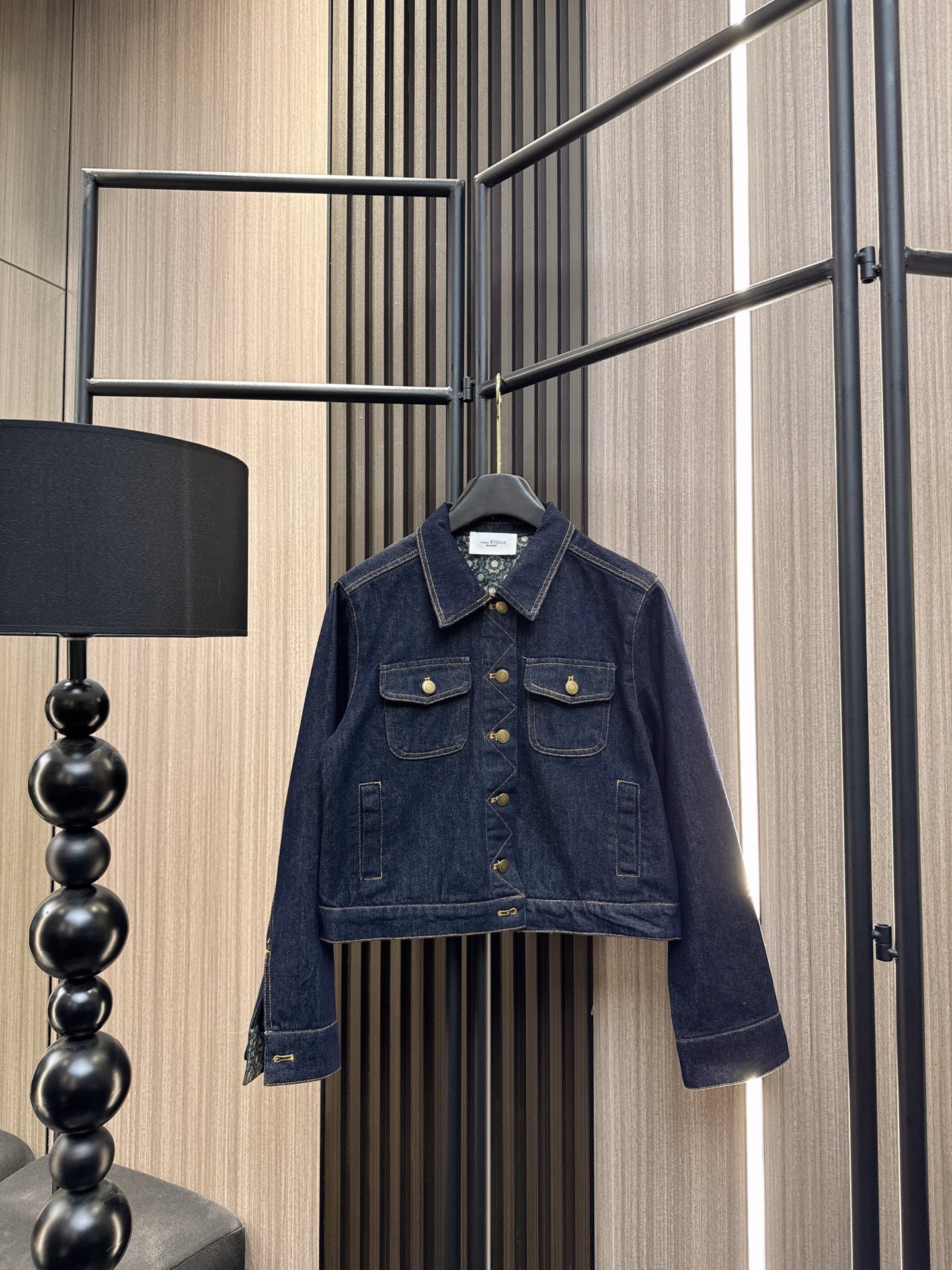 ✨✨✨伊莎贝尔✨✨✨2025秋冬新款💫这款内里印花拼接翻领长袖牛仔外套上衣，将潮流与实用完美结合。独特的