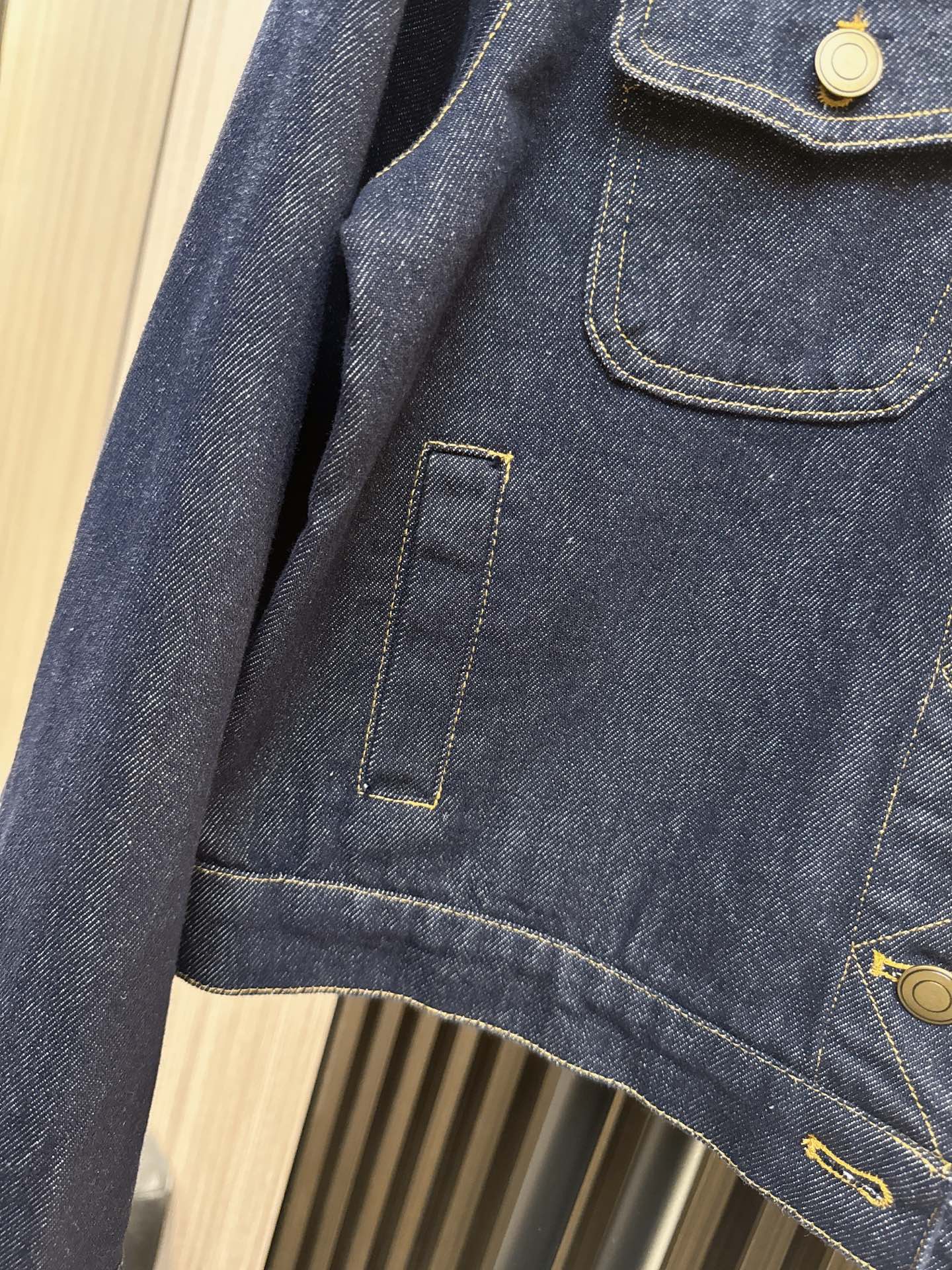 ✨✨✨伊莎贝尔✨✨✨2025秋冬新款💫这款内里印花拼接翻领长袖牛仔外套上衣，将潮流与实用完美结合。独特的