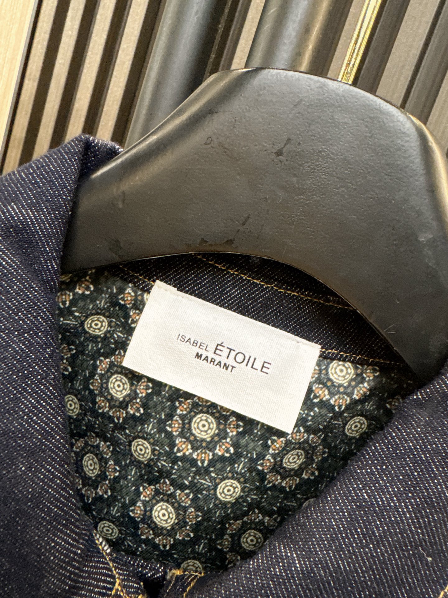 ✨✨✨伊莎贝尔✨✨✨2025秋冬新款💫这款内里印花拼接翻领长袖牛仔外套上衣，将潮流与实用完美结合。独特的