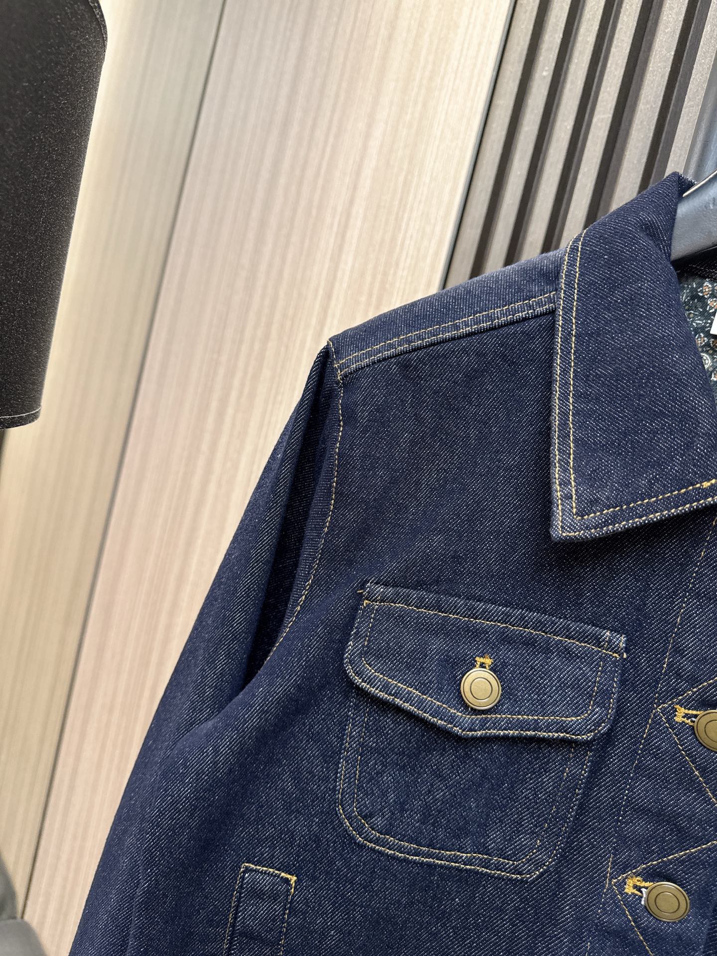 ✨✨✨伊莎贝尔✨✨✨2025秋冬新款💫这款内里印花拼接翻领长袖牛仔外套上衣，将潮流与实用完美结合。独特的