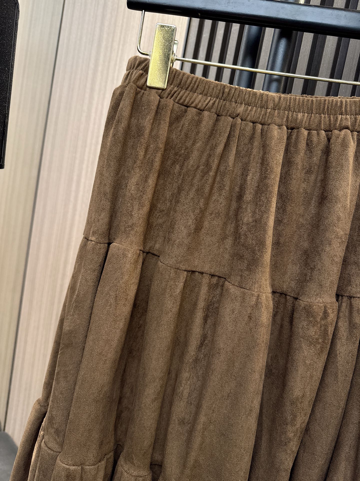 ✨✨✨伊莎贝尔✨✨✨ 【2025秋冬新款热卖】下摆镂空拼接松紧腰半裙，简约设计尽显时尚小心机！微弹高腰剪