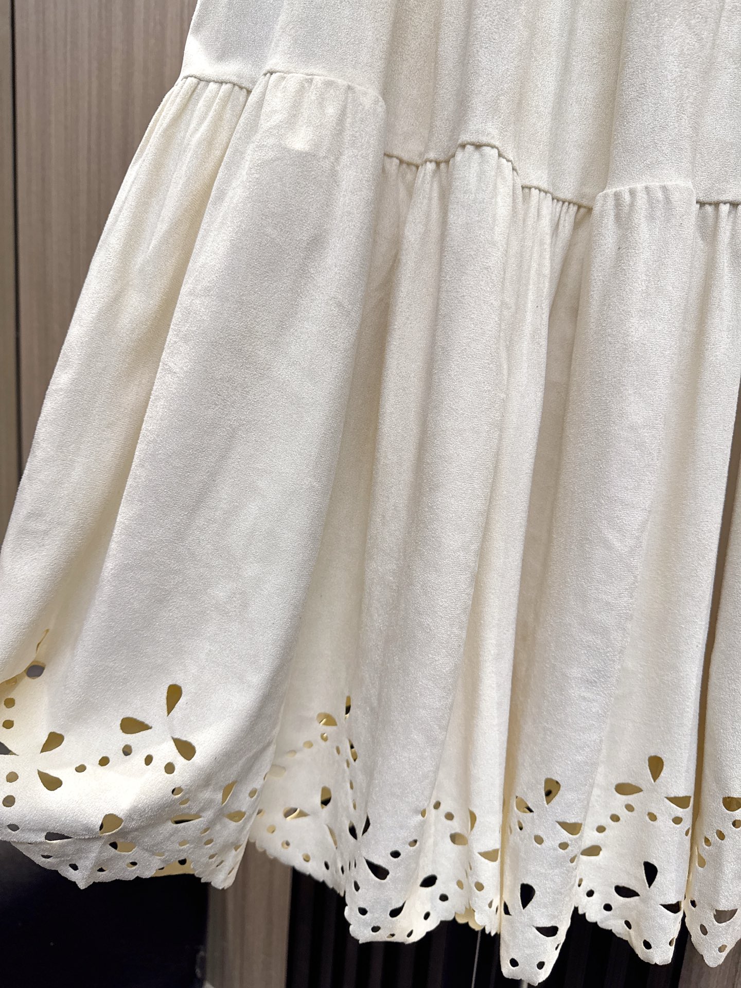 ✨✨✨伊莎贝尔✨✨✨ 【2025秋冬新款热卖】下摆镂空拼接松紧腰半裙，简约设计尽显时尚小心机！微弹高腰剪