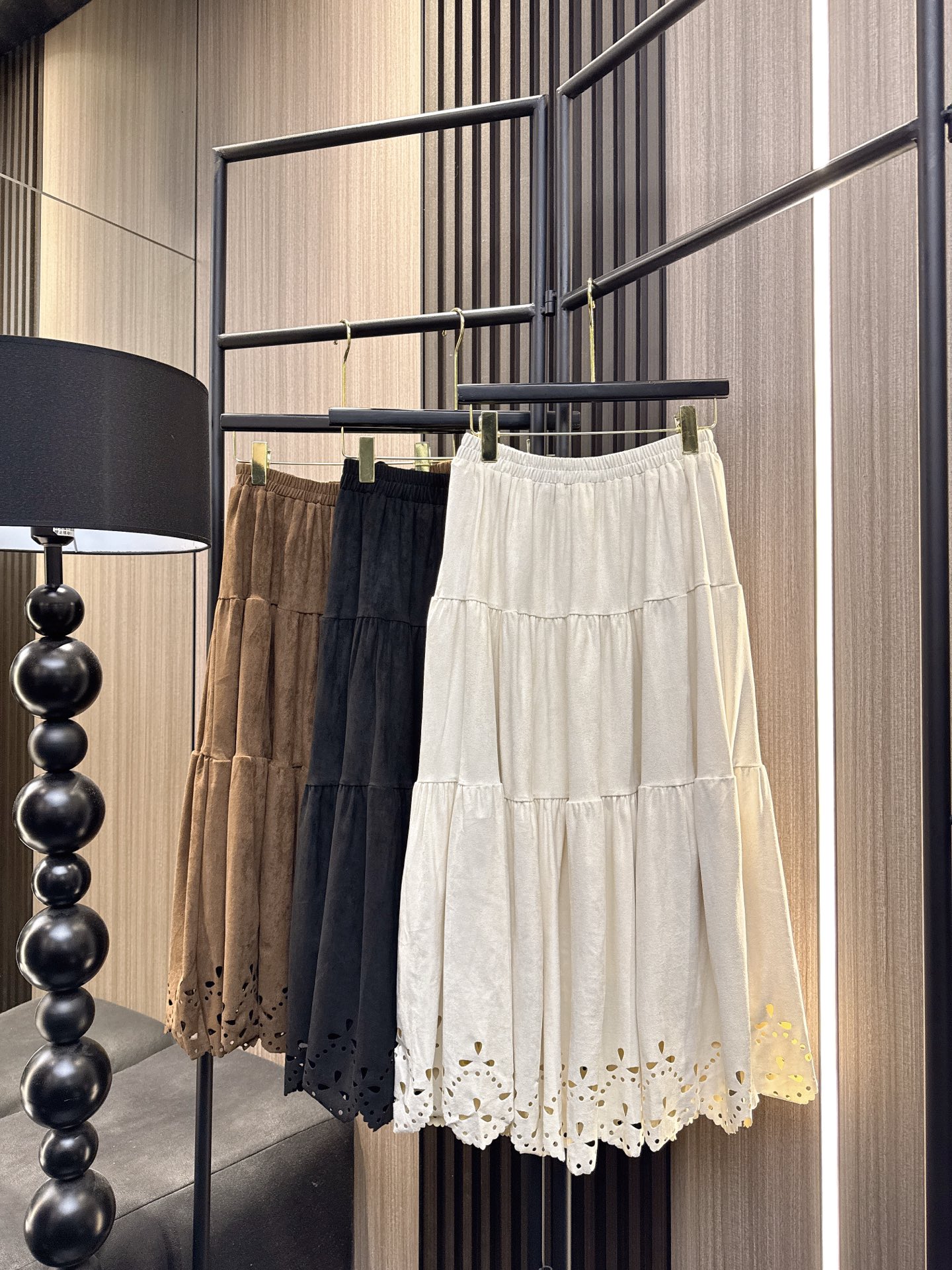 ✨✨✨伊莎贝尔✨✨✨ 【2025秋冬新款热卖】下摆镂空拼接松紧腰半裙，简约设计尽显时尚小心机！微弹高腰剪