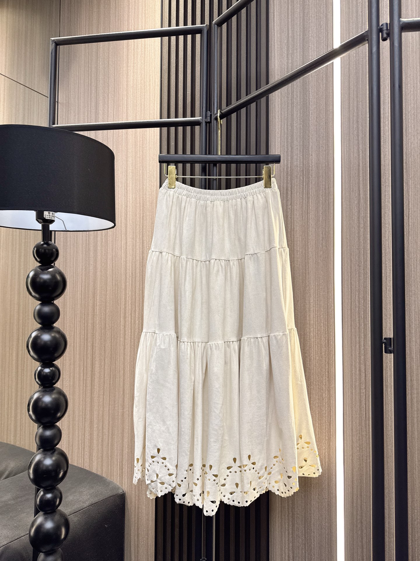 ✨✨✨伊莎贝尔✨✨✨ 【2025秋冬新款热卖】下摆镂空拼接松紧腰半裙，简约设计尽显时尚小心机！微弹高腰剪