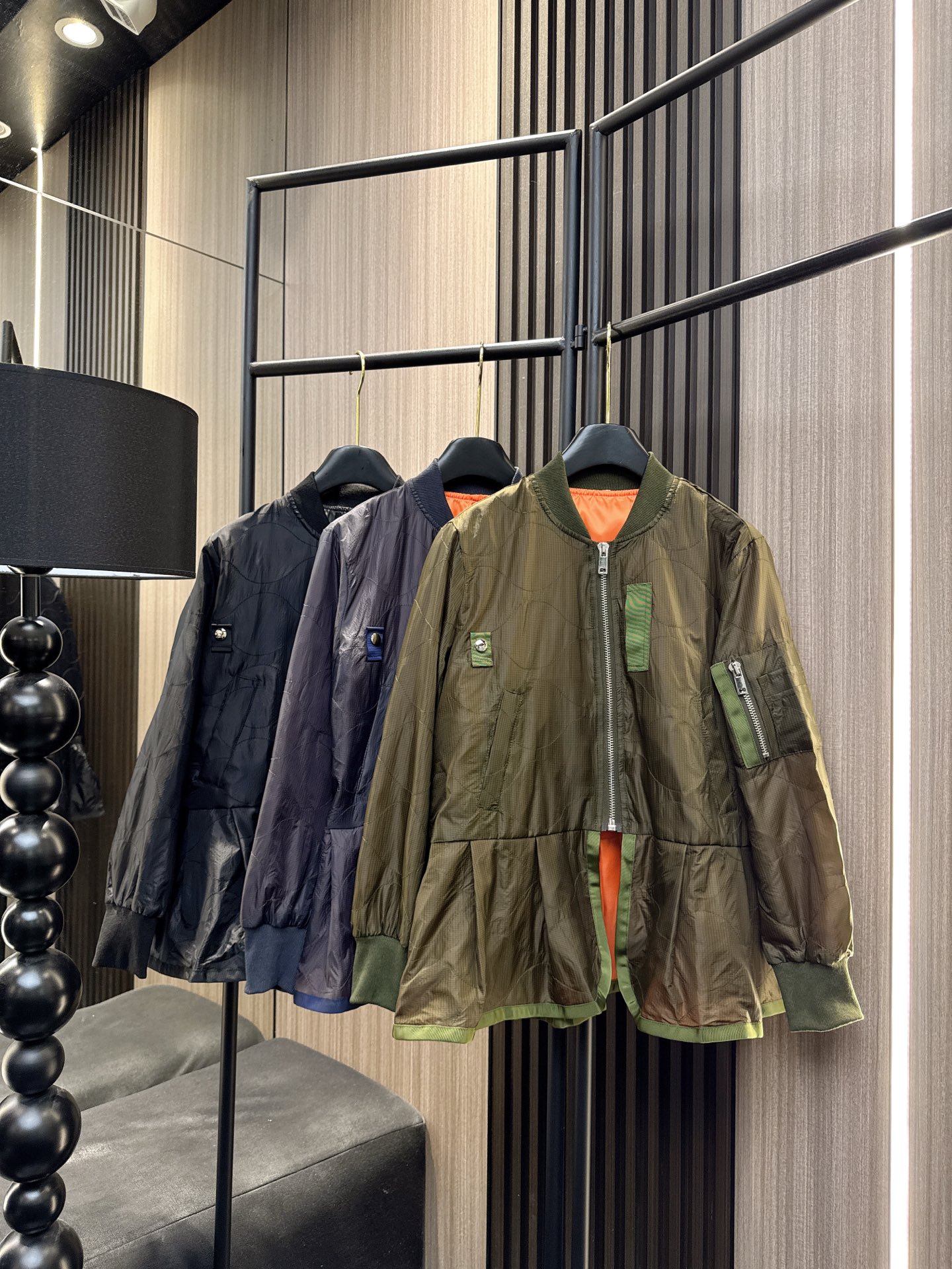✨✨✨Sacai✨✨✨ 2025秋冬新款💫这款涤纶面料半开拉链拼接鱼尾下摆棒球服，完美融合运动活力与设计