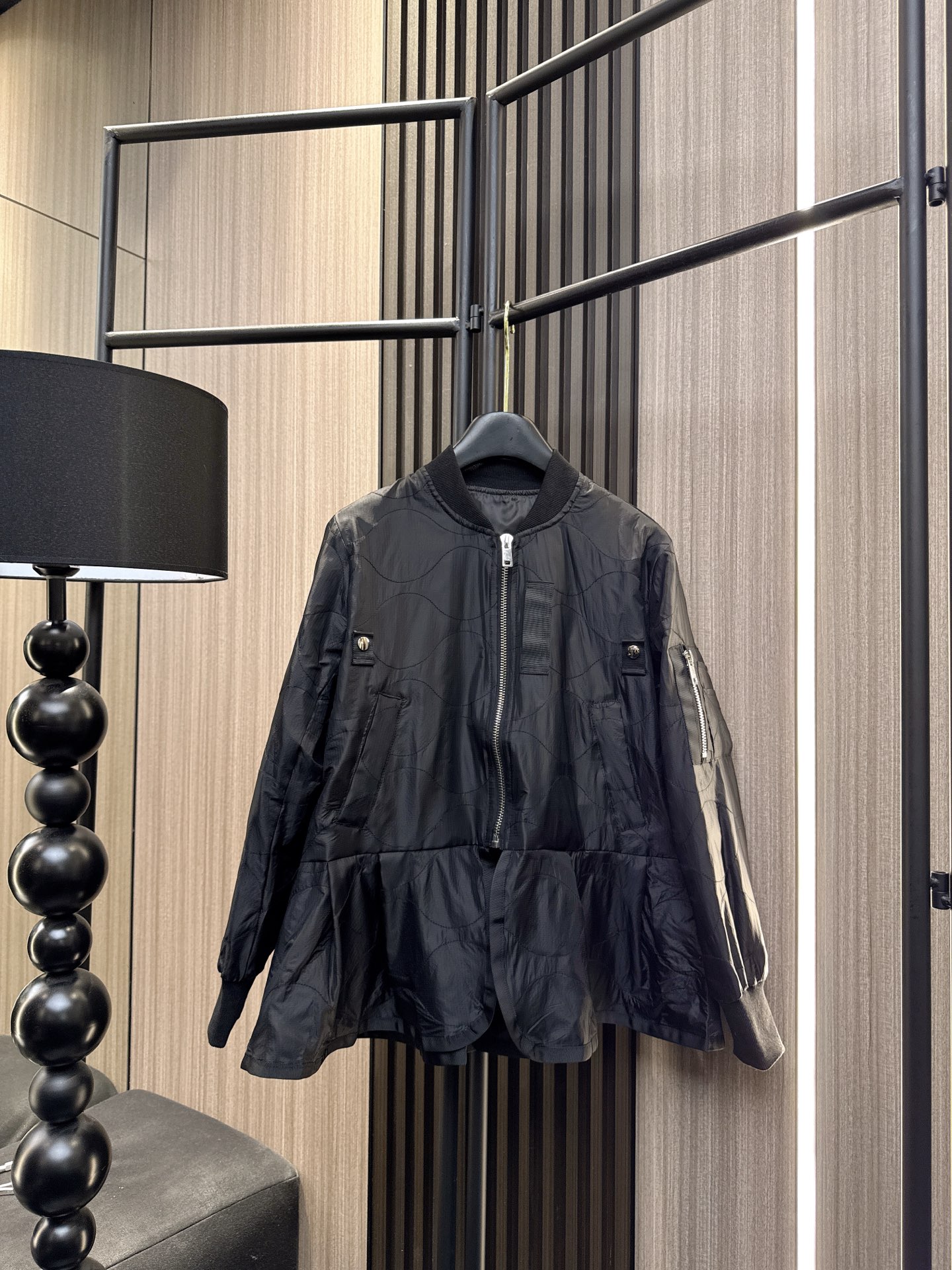 ✨✨✨Sacai✨✨✨ 2025秋冬新款💫这款涤纶面料半开拉链拼接鱼尾下摆棒球服，完美融合运动活力与设计