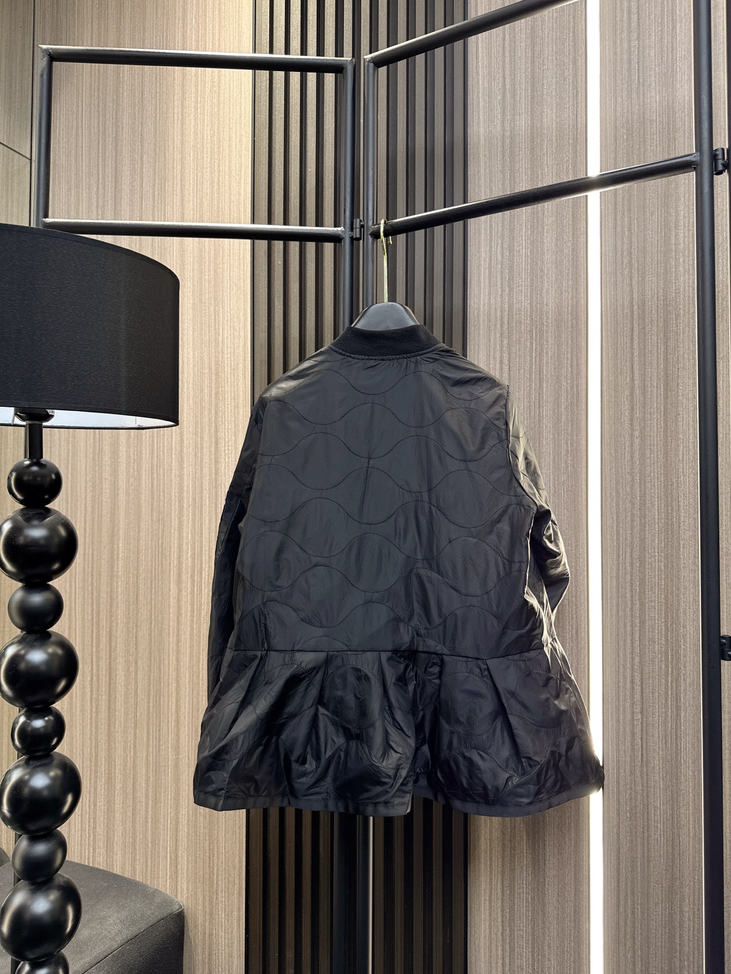 ✨✨✨Sacai✨✨✨ 2025秋冬新款💫这款涤纶面料半开拉链拼接鱼尾下摆棒球服，完美融合运动活力与设计
