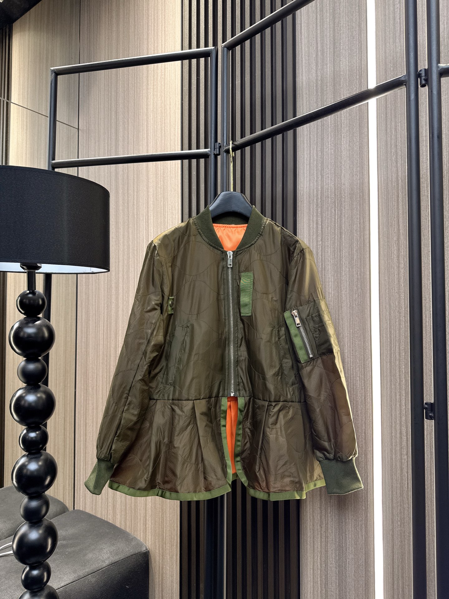 ✨✨✨Sacai✨✨✨ 2025秋冬新款💫这款涤纶面料半开拉链拼接鱼尾下摆棒球服，完美融合运动活力与设计