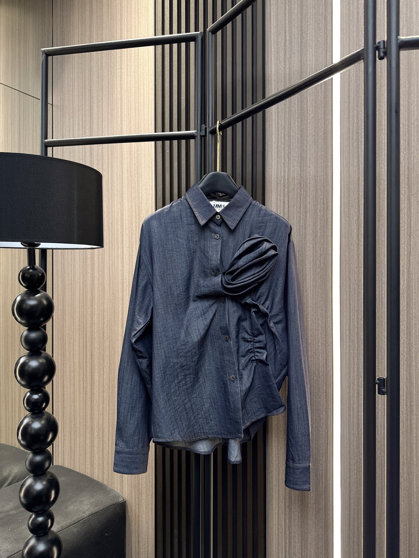 ✨✨✨MM6✨✨✨ 2025秋冬新款💫浪漫必备！胸前立体花朵拼接明线翻领长袖衬衫，简约不失设计感。精选优