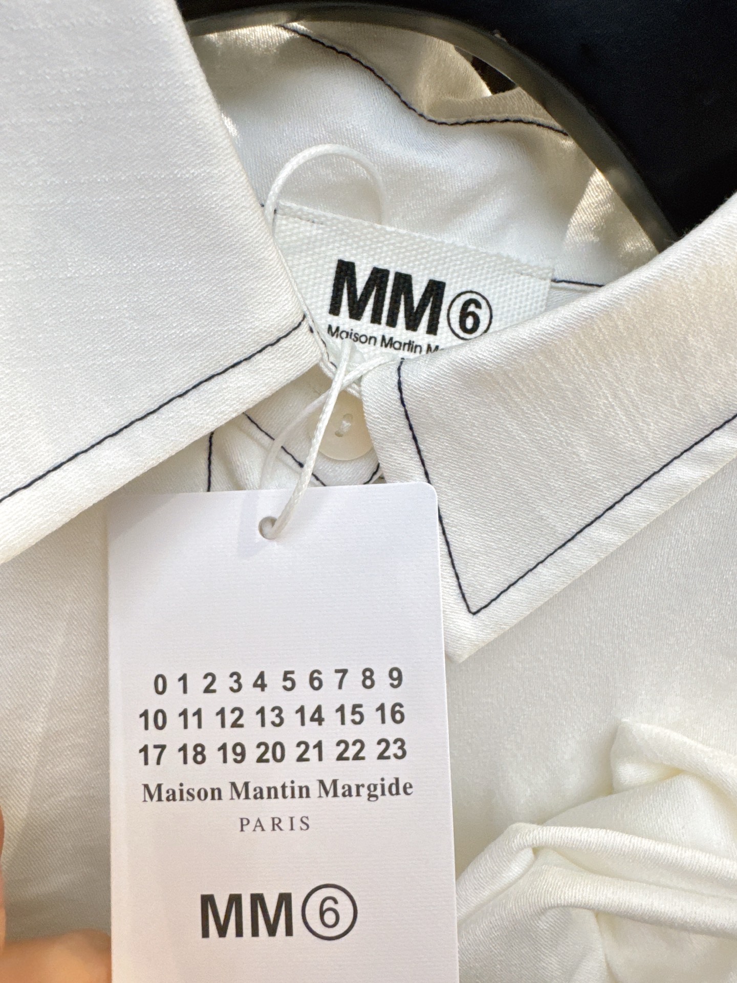 ✨✨✨MM6✨✨✨ 2025秋冬新款💫浪漫必备！胸前立体花朵拼接明线翻领长袖衬衫，简约不失设计感。精选优