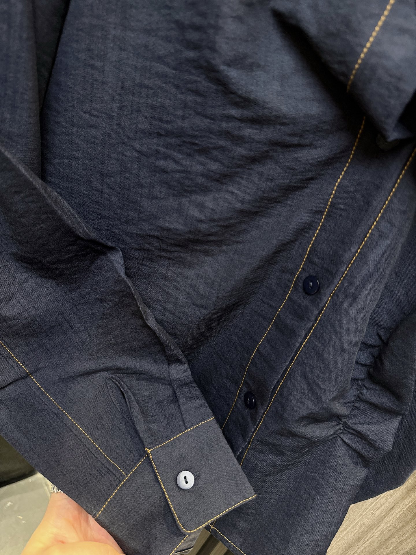 ✨✨✨MM6✨✨✨ 2025秋冬新款💫浪漫必备！胸前立体花朵拼接明线翻领长袖衬衫，简约不失设计感。精选优