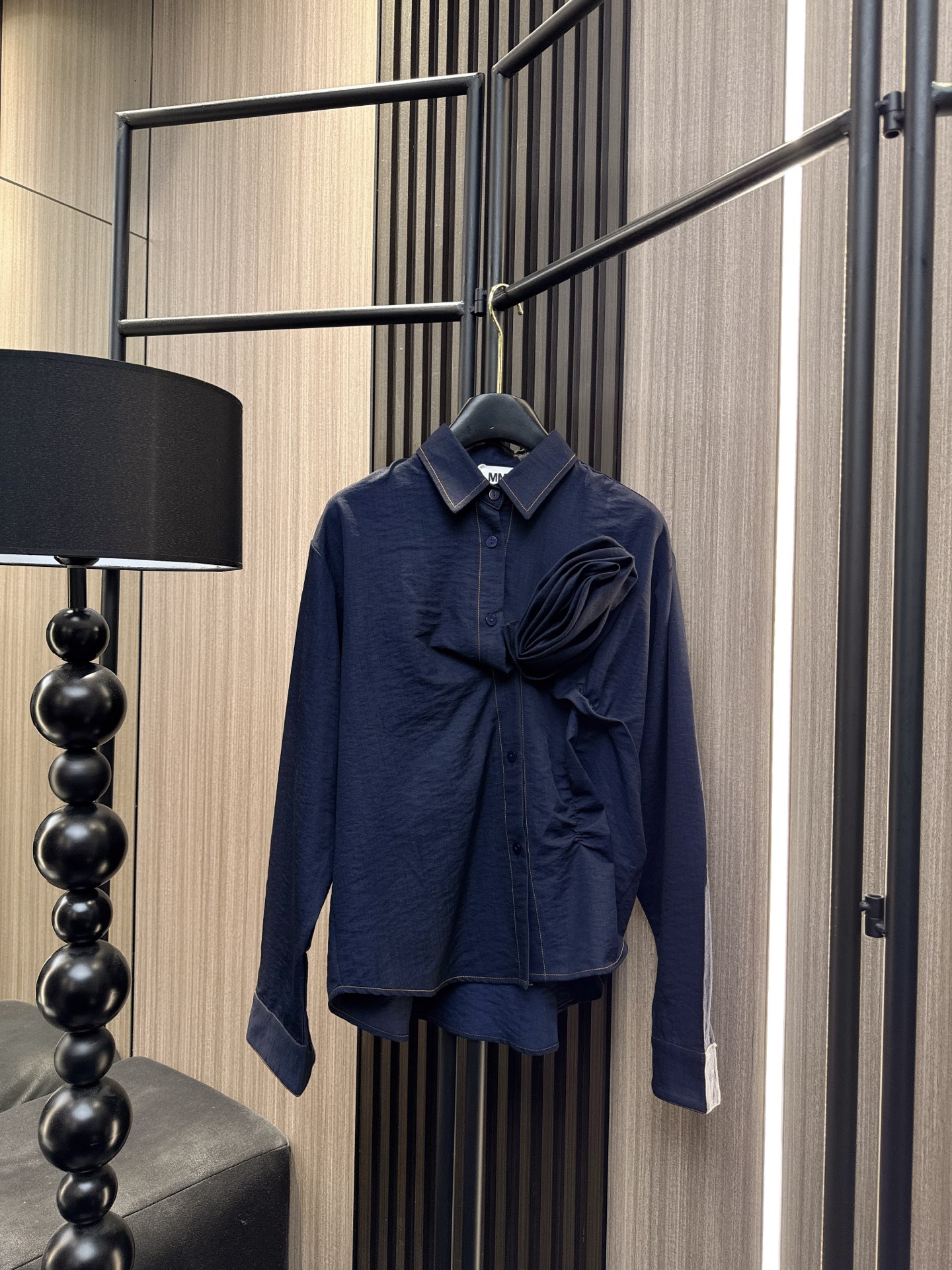 ✨✨✨MM6✨✨✨ 2025秋冬新款💫浪漫必备！胸前立体花朵拼接明线翻领长袖衬衫，简约不失设计感。精选优