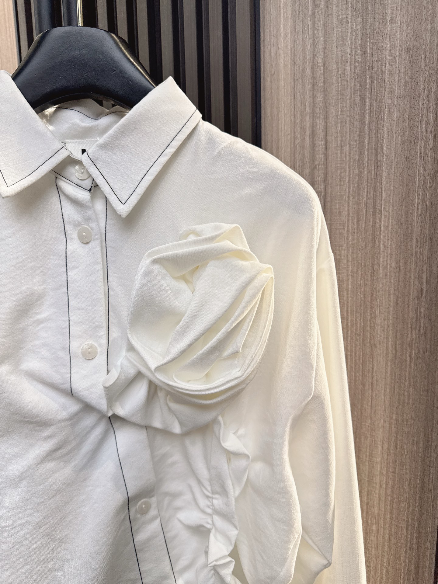 ✨✨✨MM6✨✨✨ 2025秋冬新款💫浪漫必备！胸前立体花朵拼接明线翻领长袖衬衫，简约不失设计感。精选优