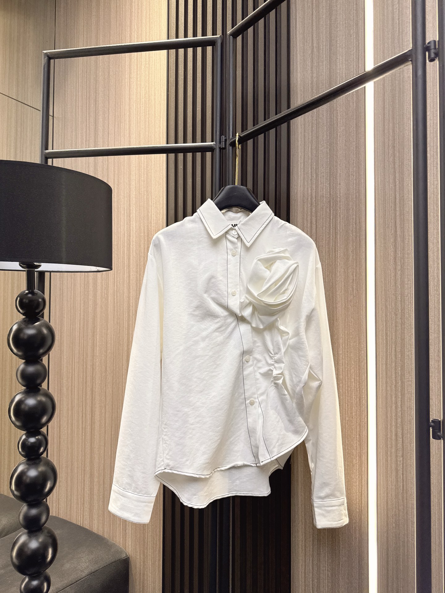 ✨✨✨MM6✨✨✨ 2025秋冬新款💫浪漫必备！胸前立体花朵拼接明线翻领长袖衬衫，简约不失设计感。精选优