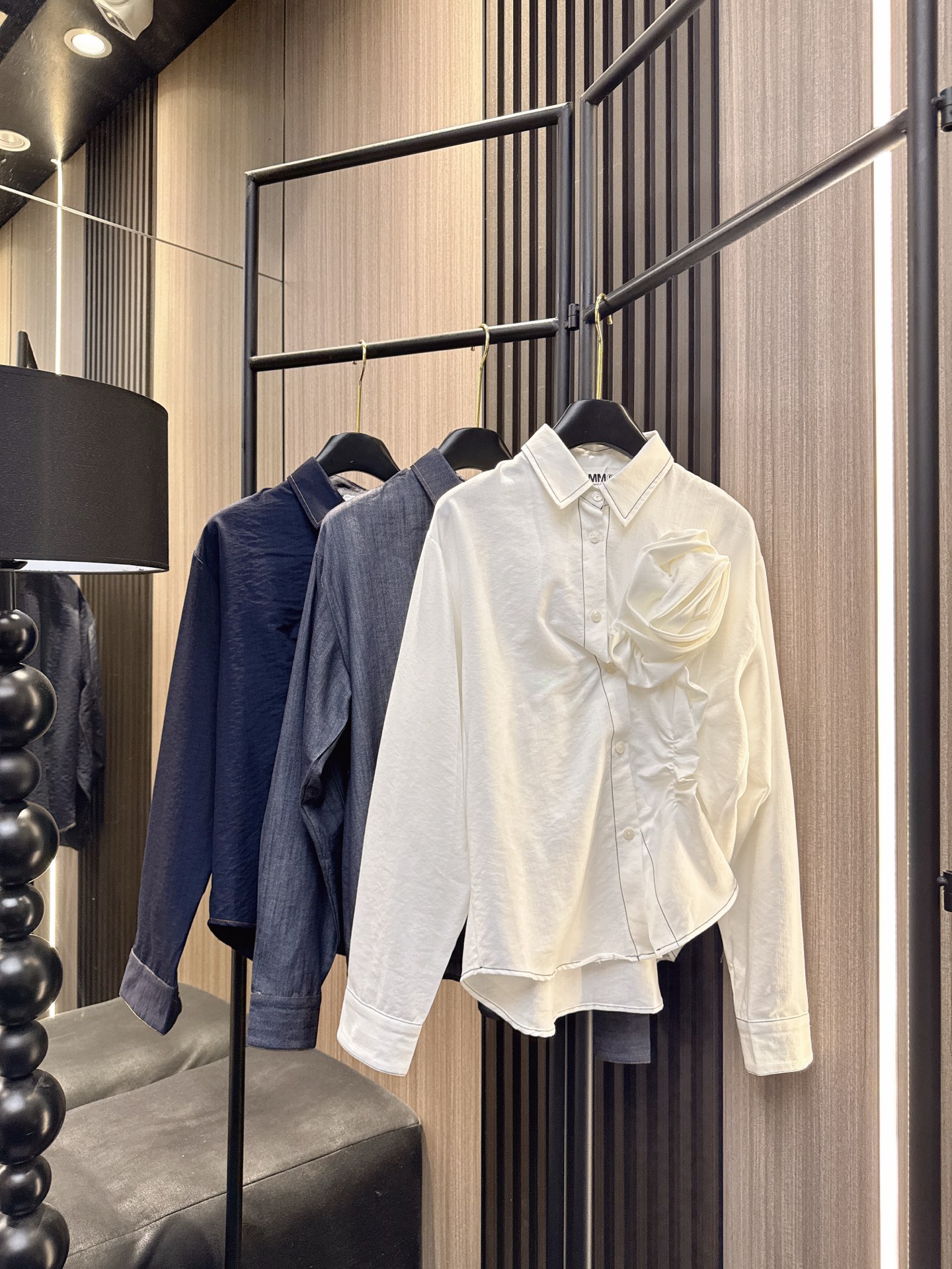 ✨✨✨MM6✨✨✨ 2025秋冬新款💫浪漫必备！胸前立体花朵拼接明线翻领长袖衬衫，简约不失设计感。精选优