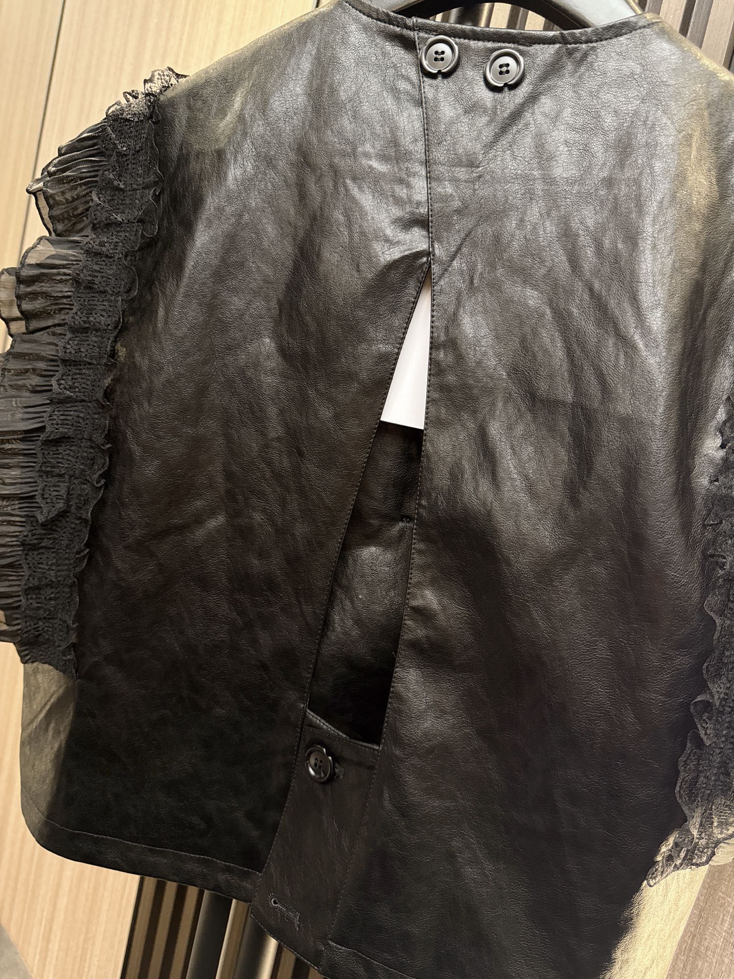 ✨✨✨MM6✨✨✨ 【2025秋冬爆款】PU拼接网纱马甲强势登场！后背开叉设计+网纱灯袖拼接，暗黑系廓形