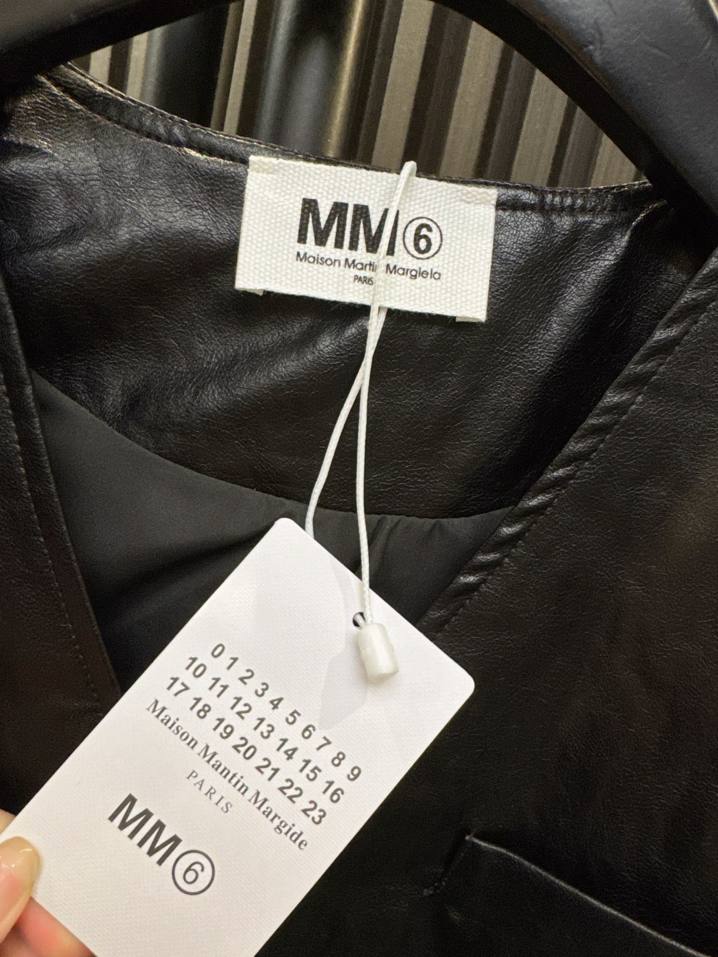 ✨✨✨MM6✨✨✨ 【2025秋冬爆款】PU拼接网纱马甲强势登场！后背开叉设计+网纱灯袖拼接，暗黑系廓形