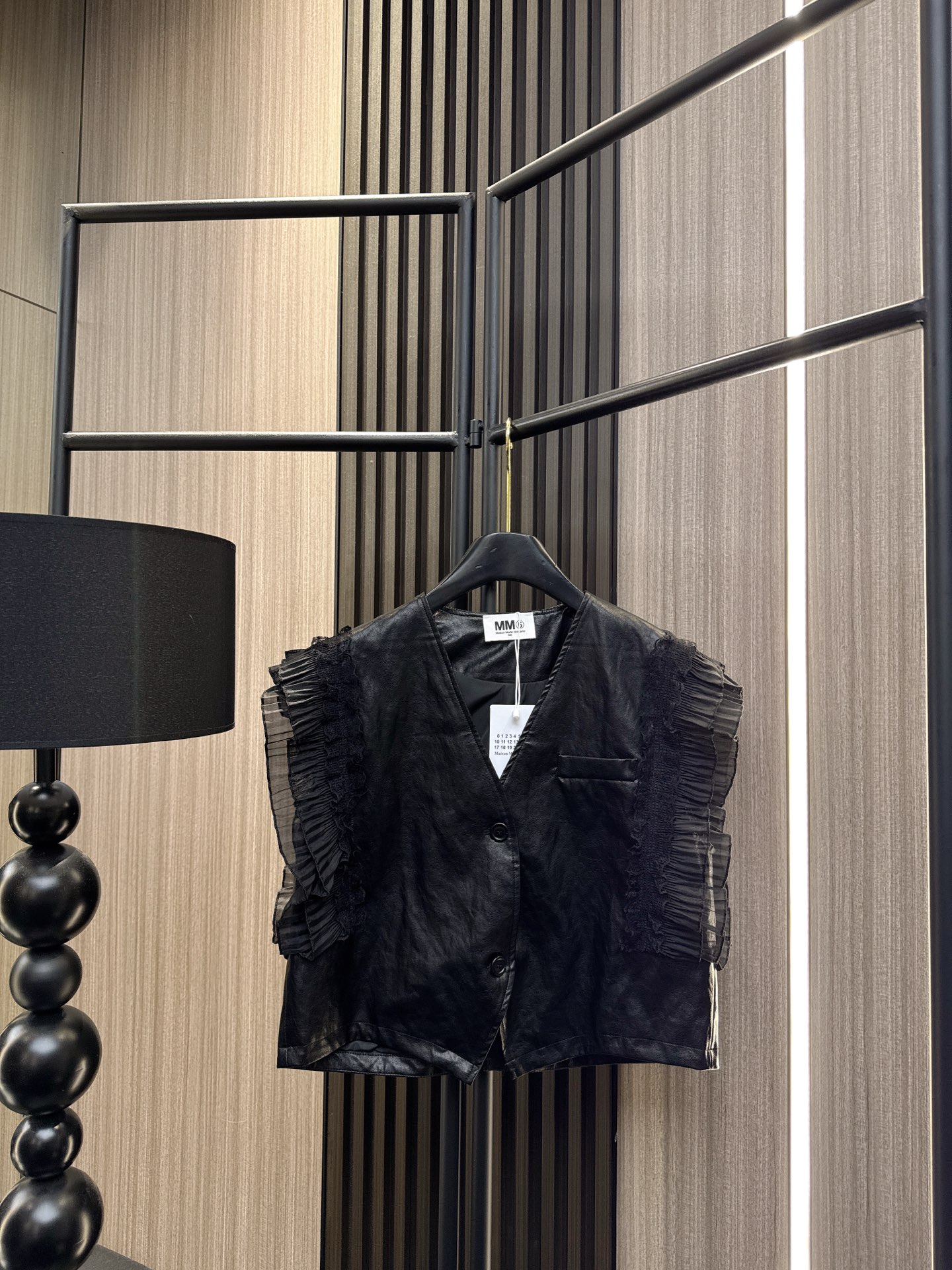 ✨✨✨MM6✨✨✨ 【2025秋冬爆款】PU拼接网纱马甲强势登场！后背开叉设计+网纱灯袖拼接，暗黑系廓形