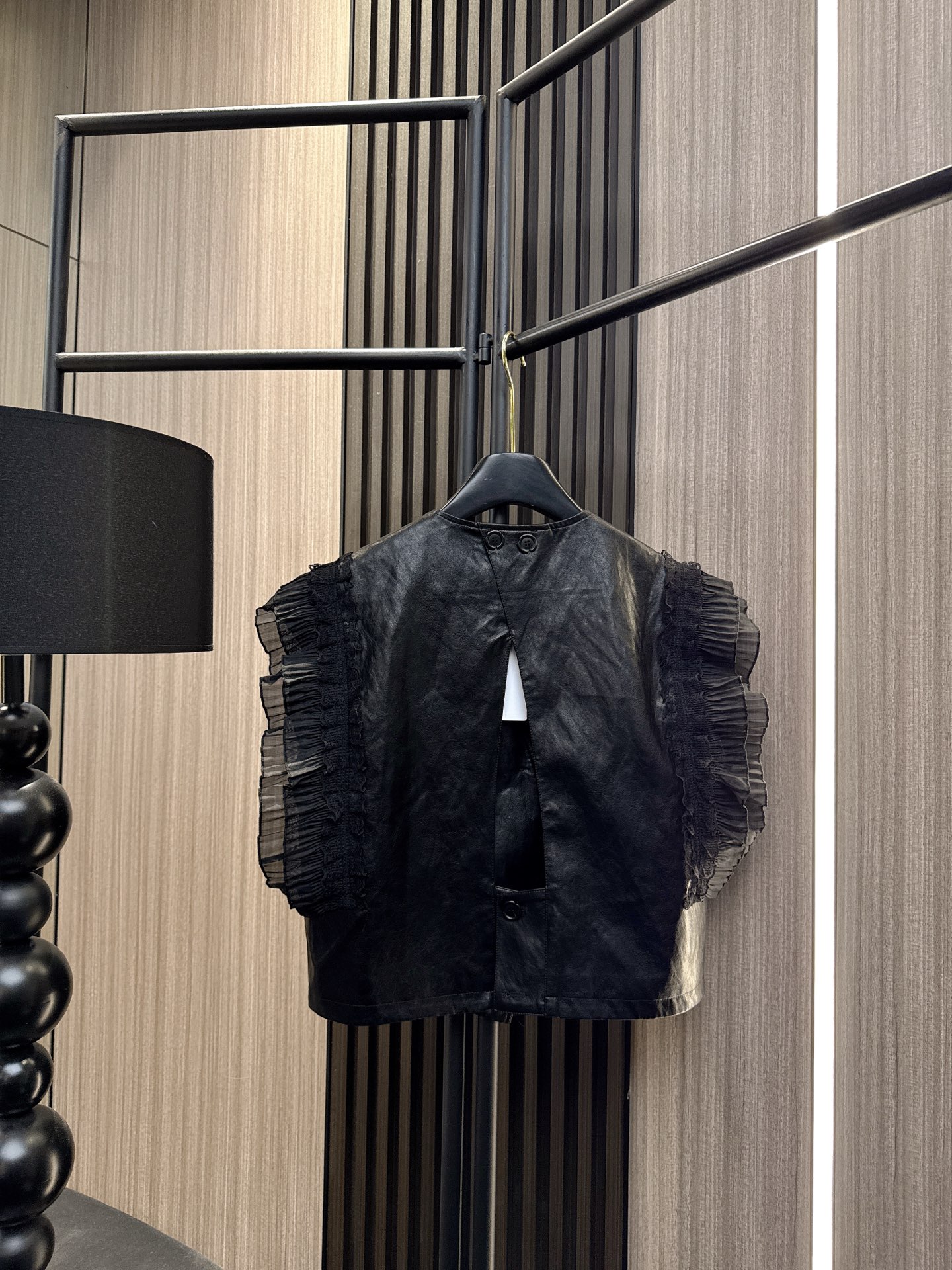 ✨✨✨MM6✨✨✨ 【2025秋冬爆款】PU拼接网纱马甲强势登场！后背开叉设计+网纱灯袖拼接，暗黑系廓形