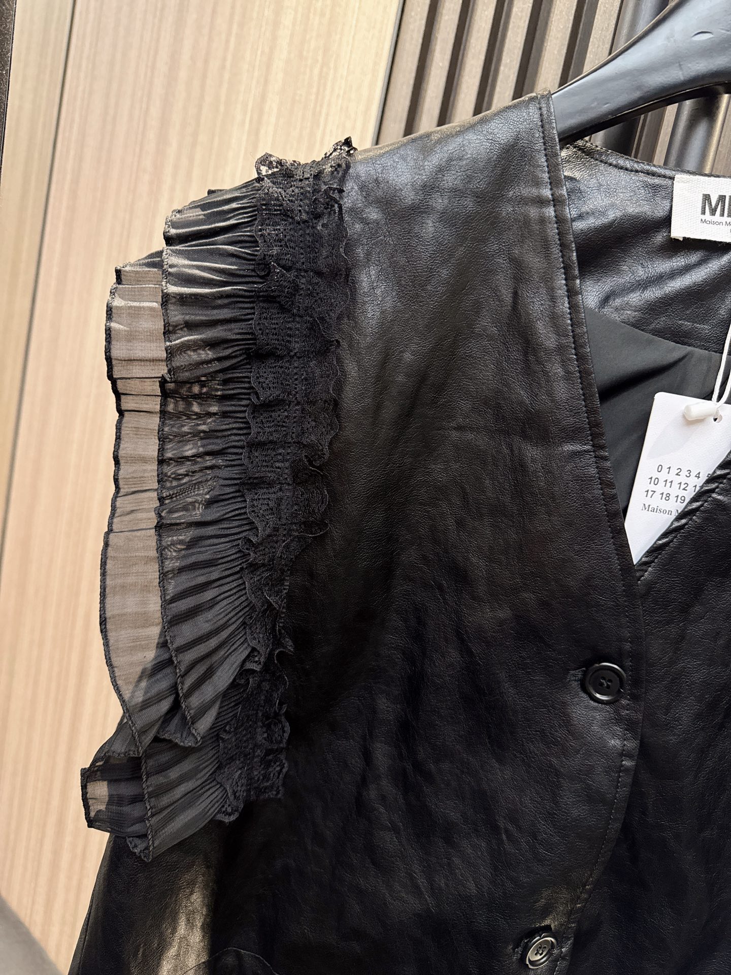 ✨✨✨MM6✨✨✨ 【2025秋冬爆款】PU拼接网纱马甲强势登场！后背开叉设计+网纱灯袖拼接，暗黑系廓形