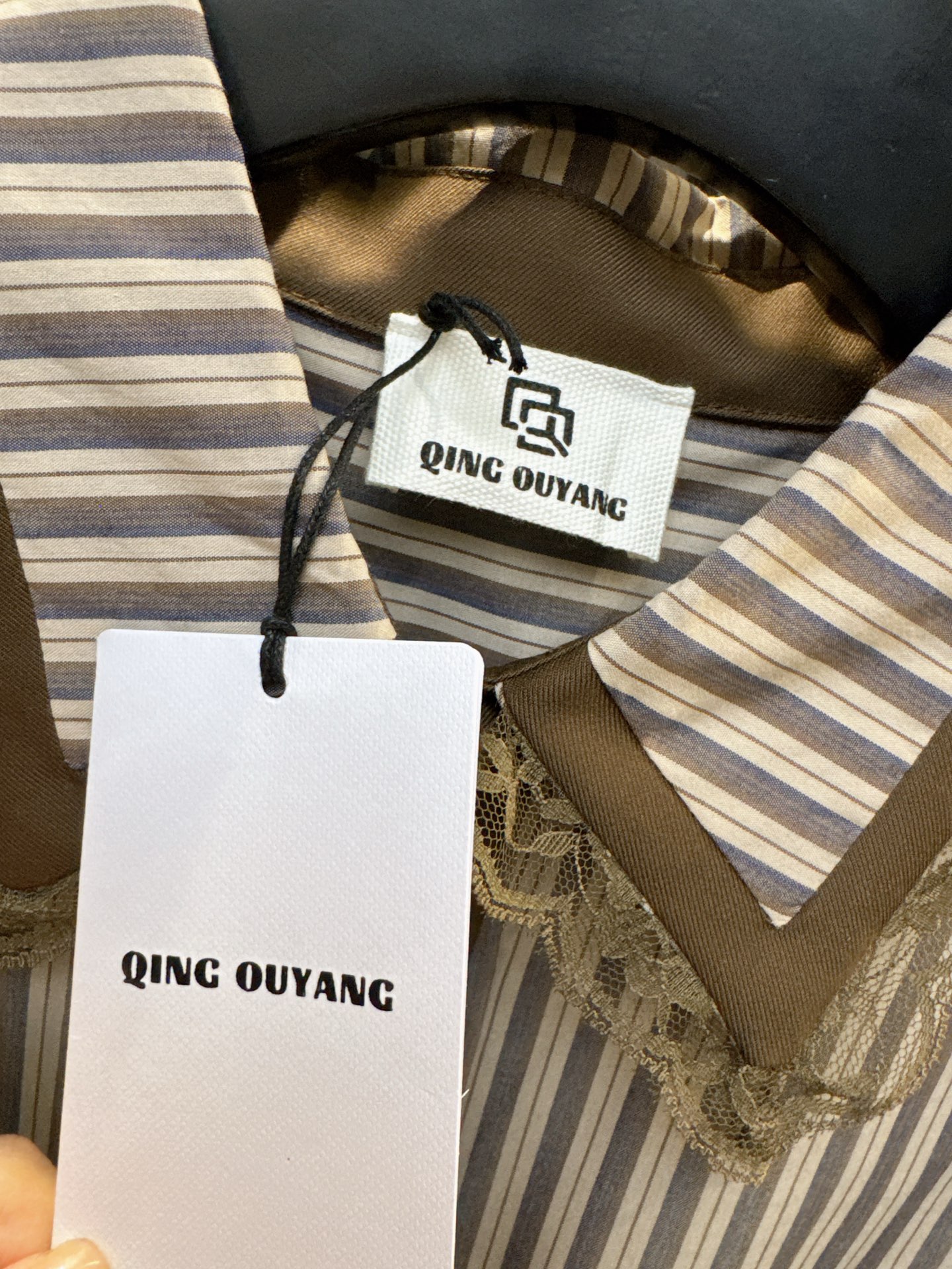 ✨✨✨QOY✨✨✨ 2025秋冬新款💫时尚与个性并存！纽扣领带不规则下摆翻领衬衫，为你的日常穿搭增添一抹