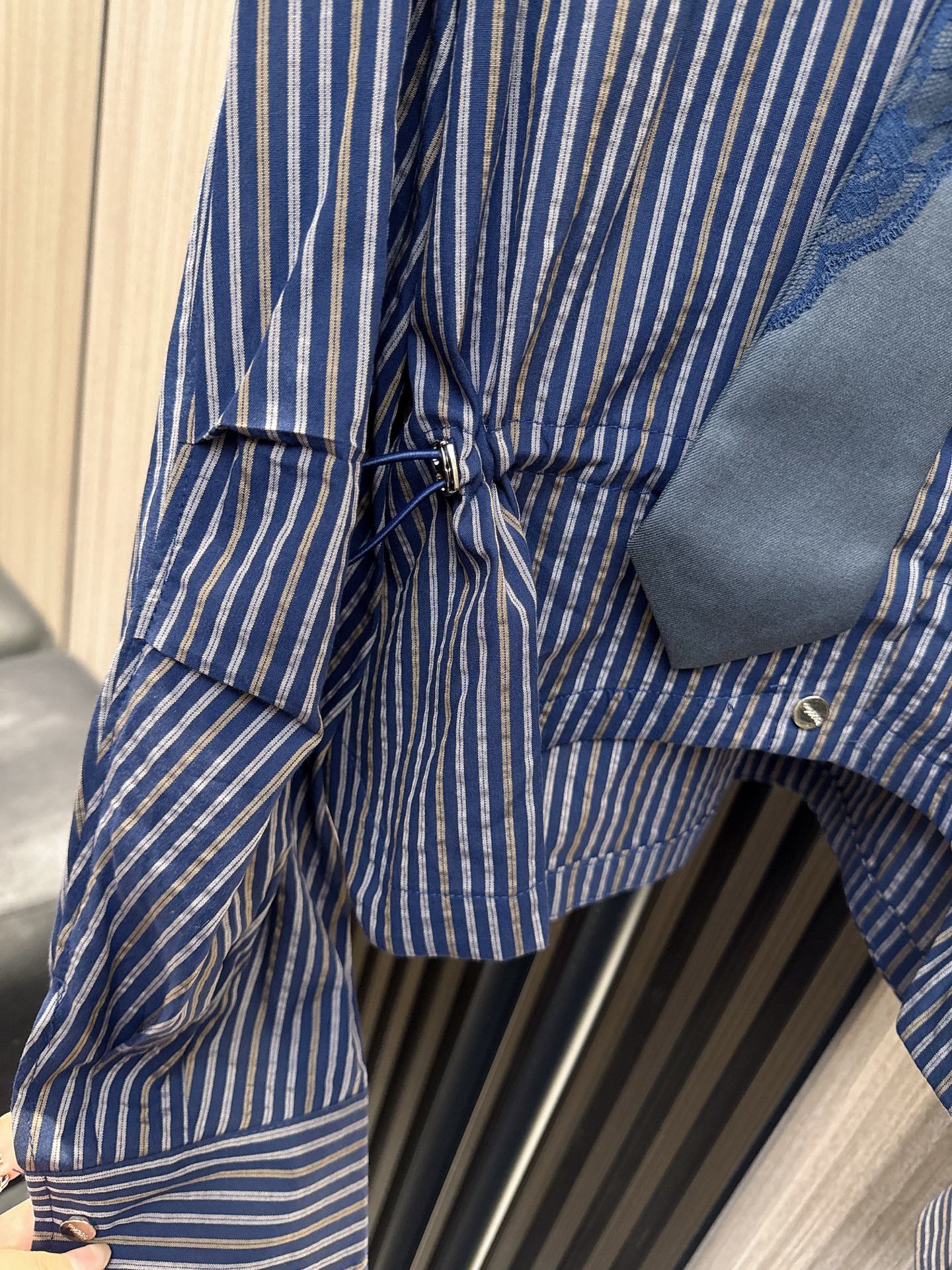 ✨✨✨QOY✨✨✨ 2025秋冬新款💫时尚与个性并存！纽扣领带不规则下摆翻领衬衫，为你的日常穿搭增添一抹