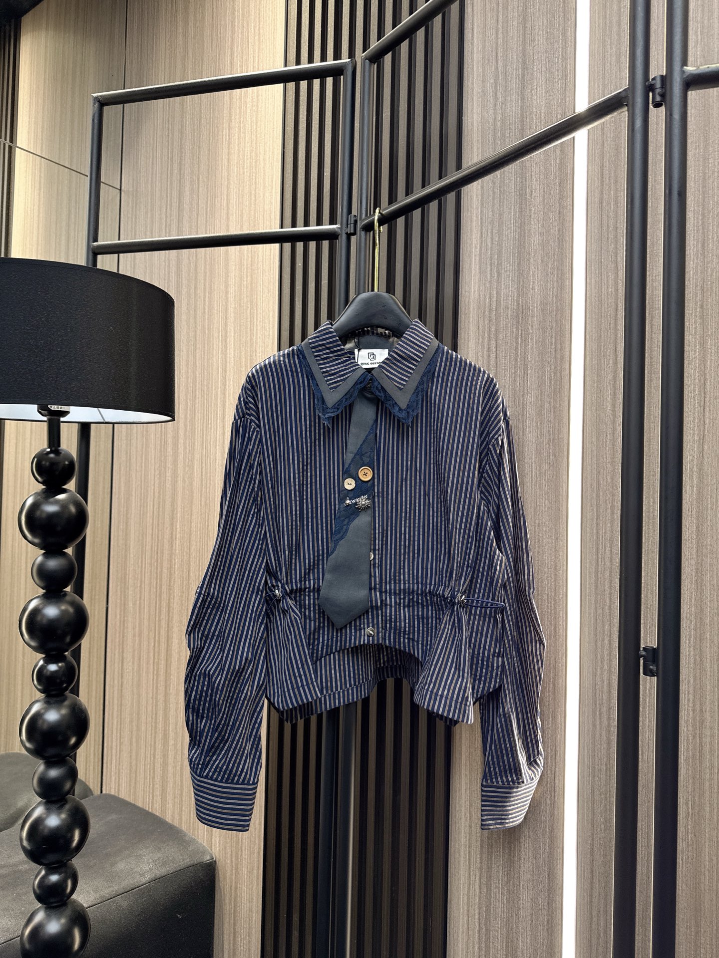 ✨✨✨QOY✨✨✨ 2025秋冬新款💫时尚与个性并存！纽扣领带不规则下摆翻领衬衫，为你的日常穿搭增添一抹