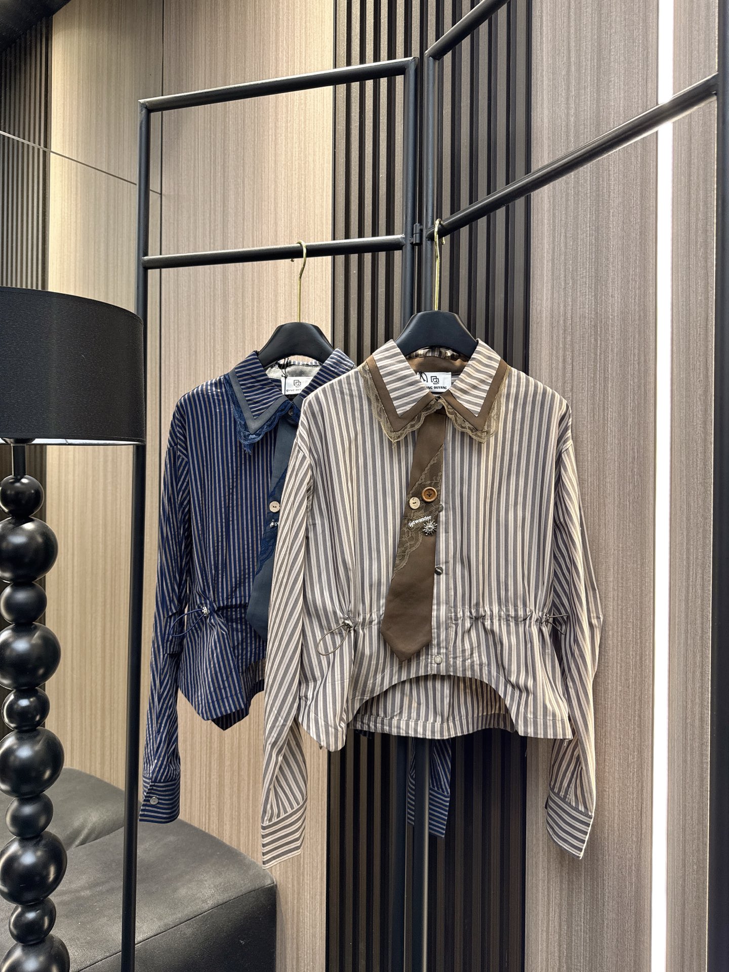 ✨✨✨QOY✨✨✨ 2025秋冬新款💫时尚与个性并存！纽扣领带不规则下摆翻领衬衫，为你的日常穿搭增添一抹