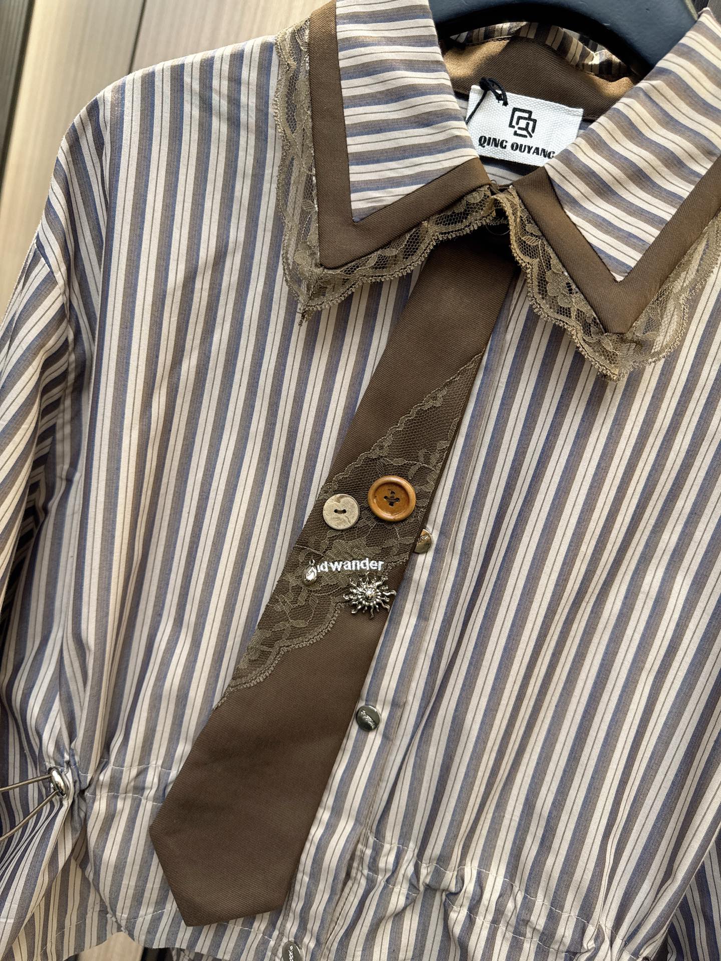 ✨✨✨QOY✨✨✨ 2025秋冬新款💫时尚与个性并存！纽扣领带不规则下摆翻领衬衫，为你的日常穿搭增添一抹