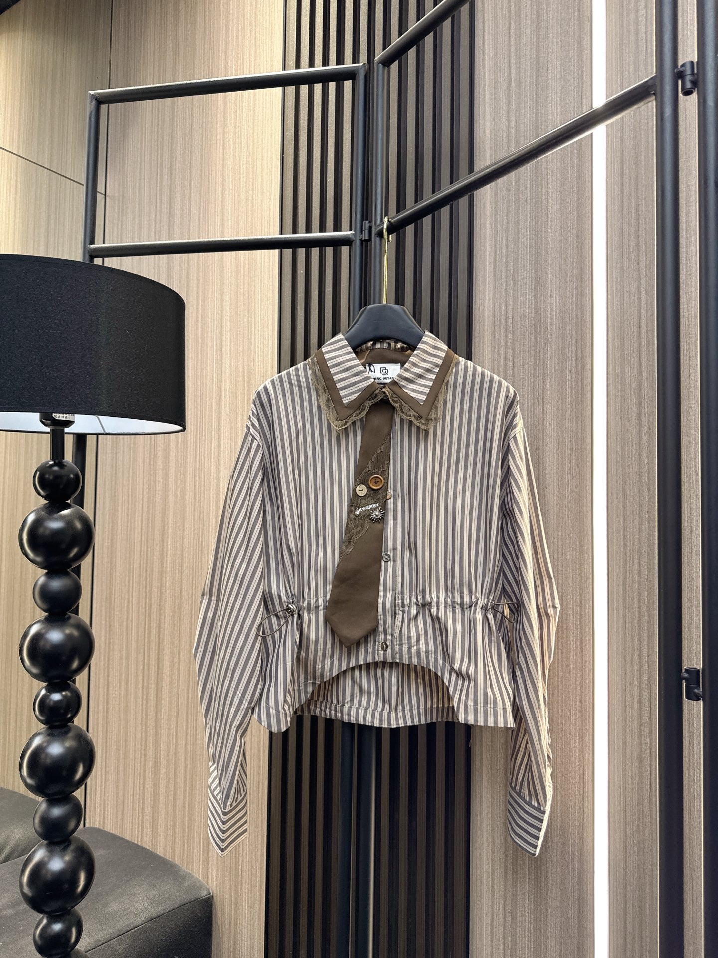 ✨✨✨QOY✨✨✨ 2025秋冬新款💫时尚与个性并存！纽扣领带不规则下摆翻领衬衫，为你的日常穿搭增添一抹