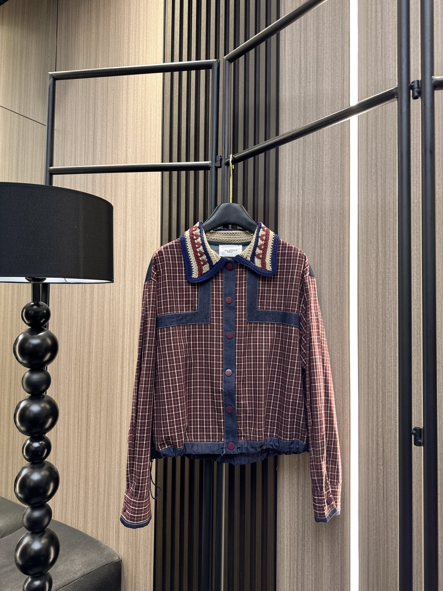 ✨✨✨伊莎贝尔✨✨✨ 2025秋冬新款💫一款让人眼前一亮的钩花翻领拼接格子衬衫，完美融合了优雅与俏皮的气