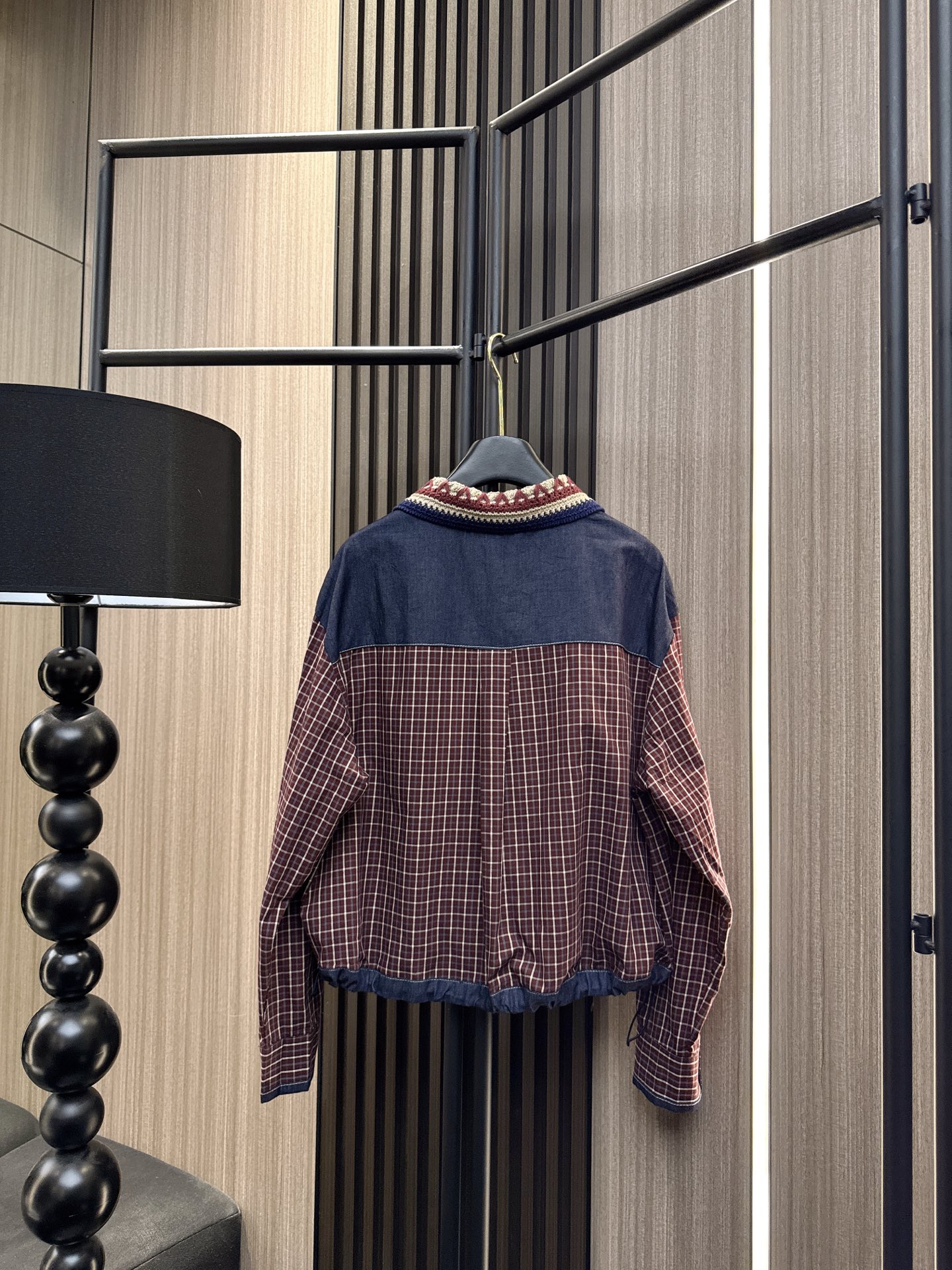 ✨✨✨伊莎贝尔✨✨✨ 2025秋冬新款💫一款让人眼前一亮的钩花翻领拼接格子衬衫，完美融合了优雅与俏皮的气