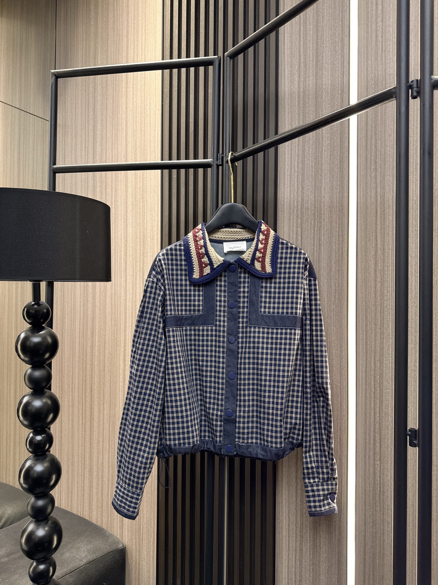 ✨✨✨伊莎贝尔✨✨✨ 2025秋冬新款💫一款让人眼前一亮的钩花翻领拼接格子衬衫，完美融合了优雅与俏皮的气