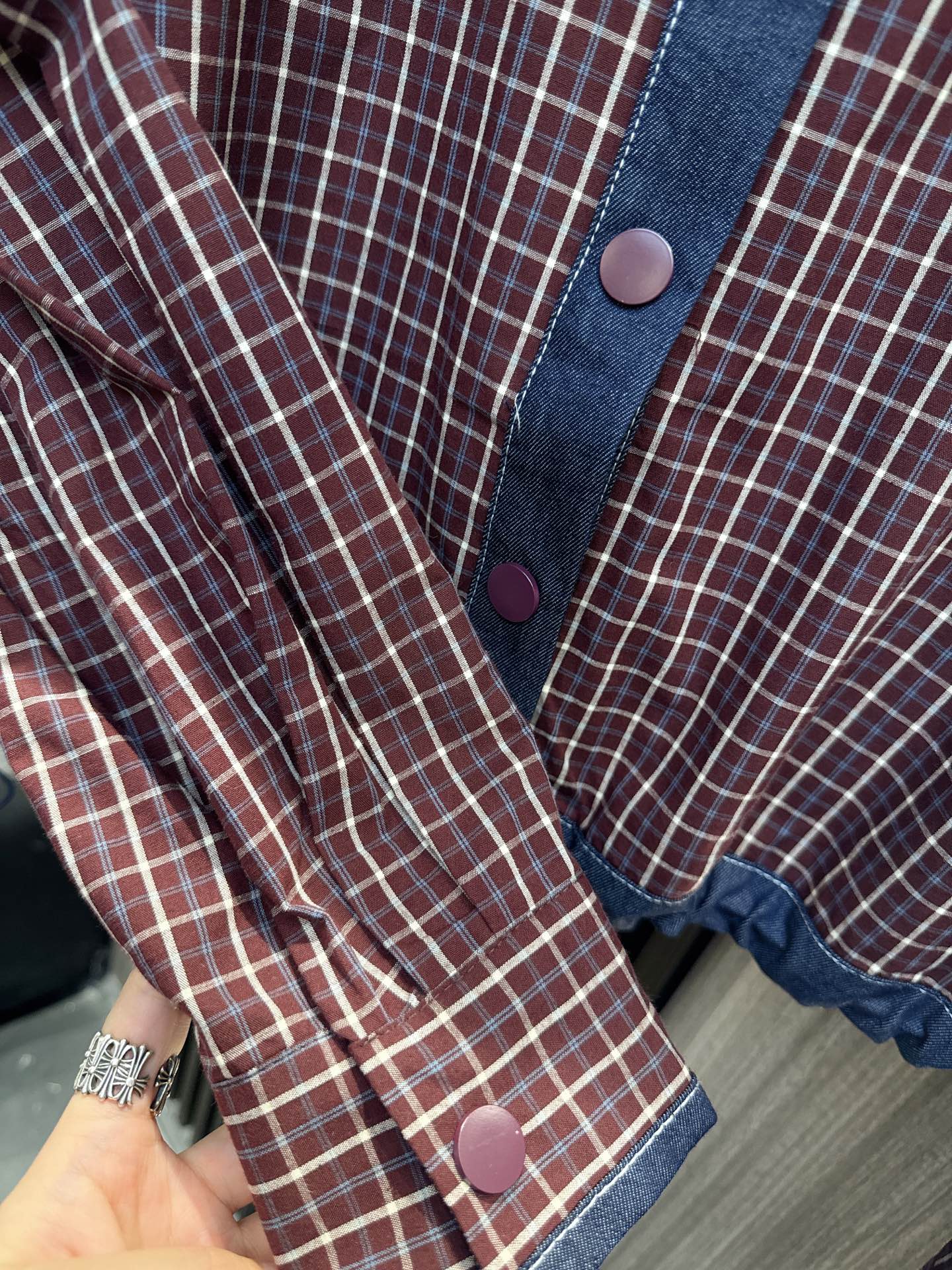 ✨✨✨伊莎贝尔✨✨✨ 2025秋冬新款💫一款让人眼前一亮的钩花翻领拼接格子衬衫，完美融合了优雅与俏皮的气