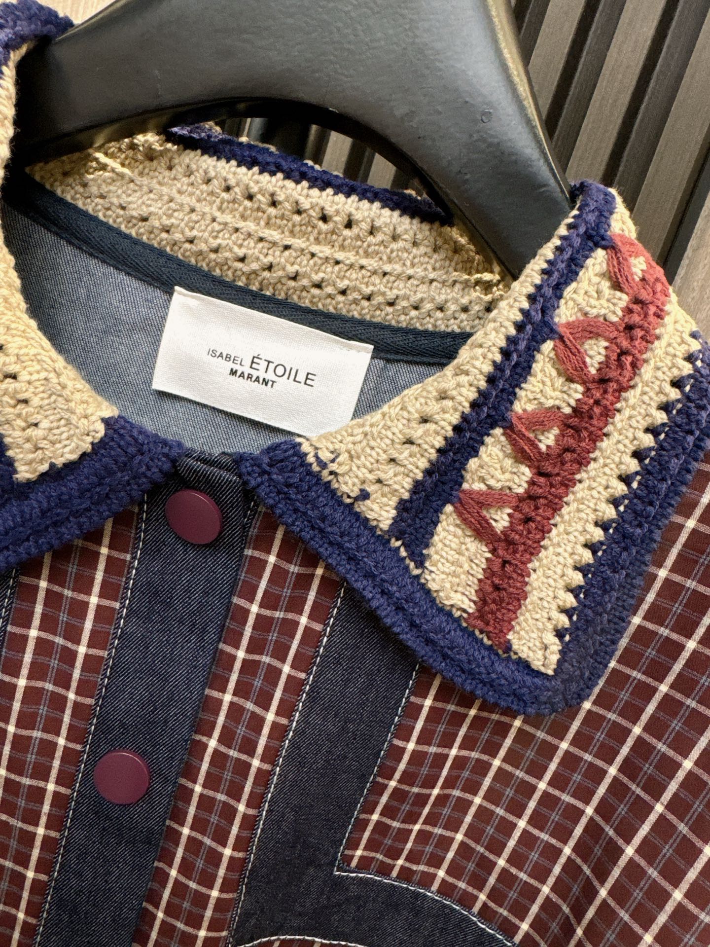 ✨✨✨伊莎贝尔✨✨✨ 2025秋冬新款💫一款让人眼前一亮的钩花翻领拼接格子衬衫，完美融合了优雅与俏皮的气