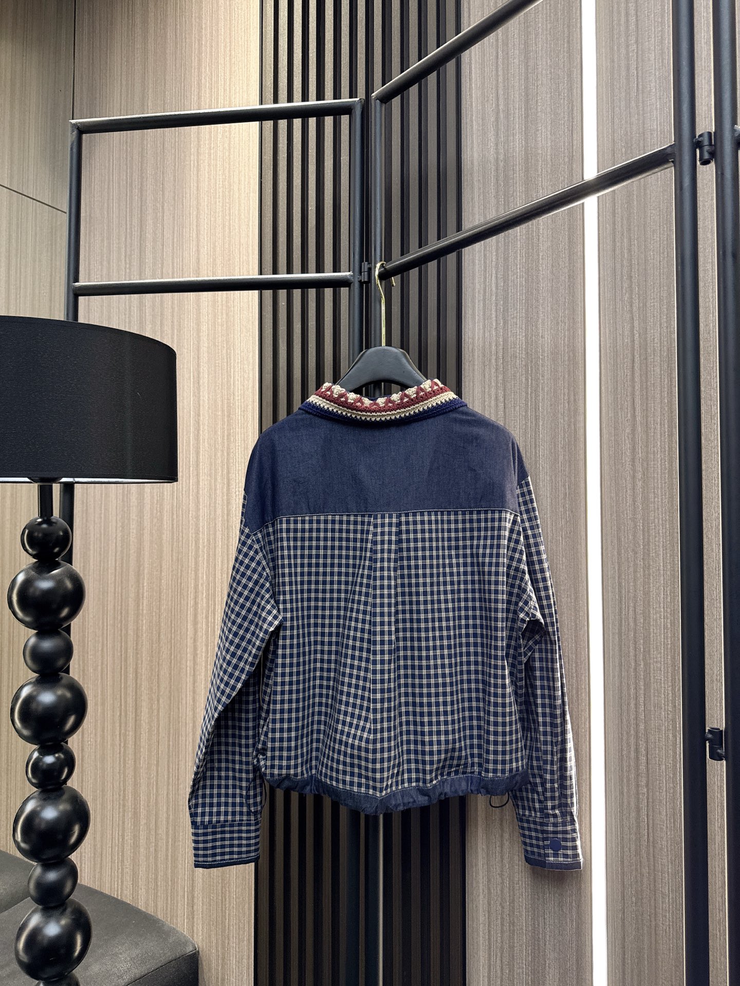 ✨✨✨伊莎贝尔✨✨✨ 2025秋冬新款💫一款让人眼前一亮的钩花翻领拼接格子衬衫，完美融合了优雅与俏皮的气