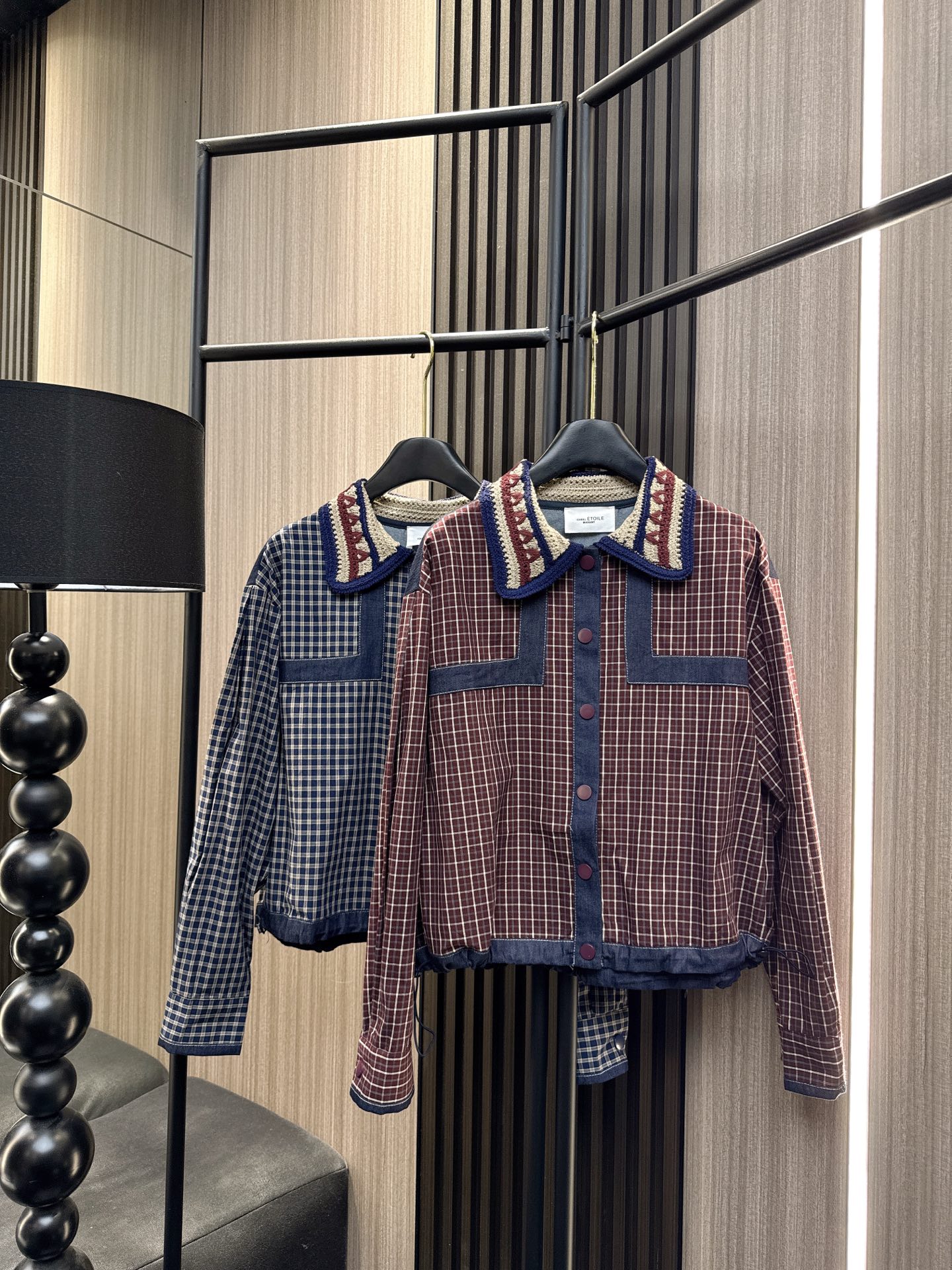 ✨✨✨伊莎贝尔✨✨✨ 2025秋冬新款💫一款让人眼前一亮的钩花翻领拼接格子衬衫，完美融合了优雅与俏皮的气