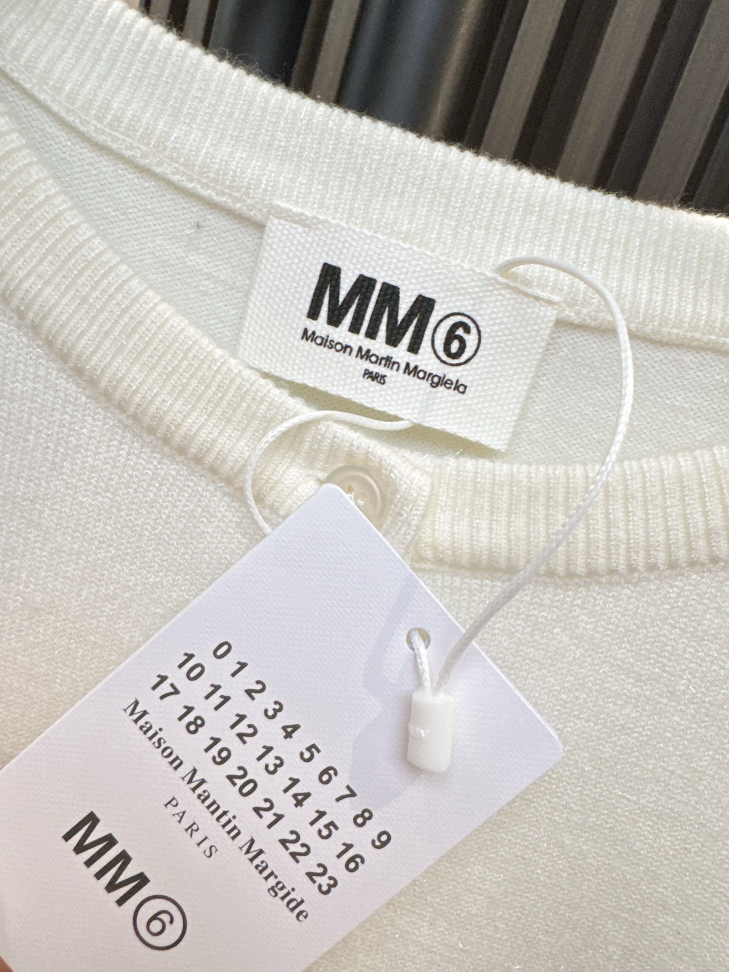 ✨✨✨MM6✨✨✨ 2025秋冬新款💫精选70%羊毛+30%棉混纺材质，柔软亲肤又保暖！立体蝴蝶结下摆设