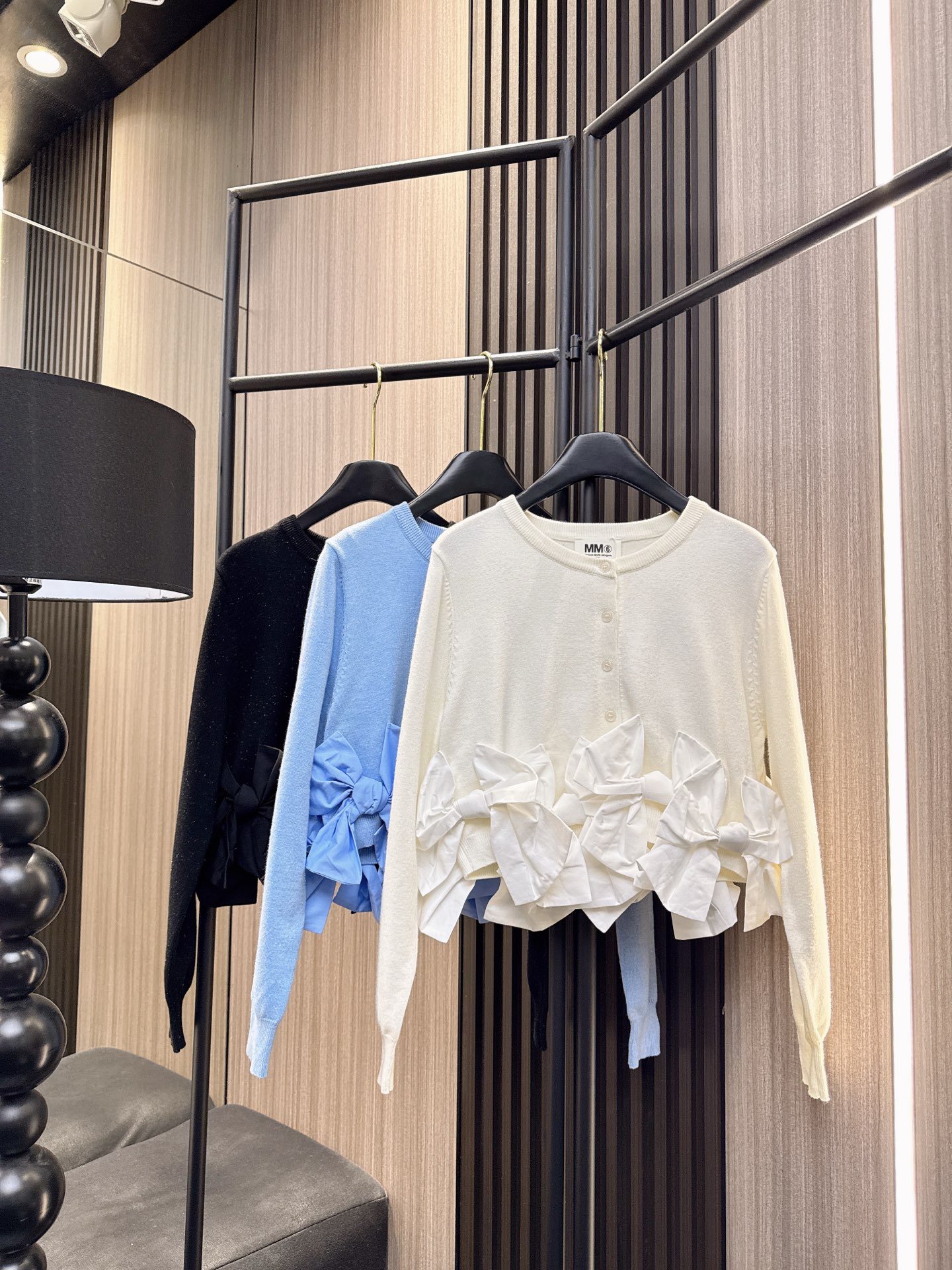✨✨✨MM6✨✨✨ 2025秋冬新款💫精选70%羊毛+30%棉混纺材质，柔软亲肤又保暖！立体蝴蝶结下摆设