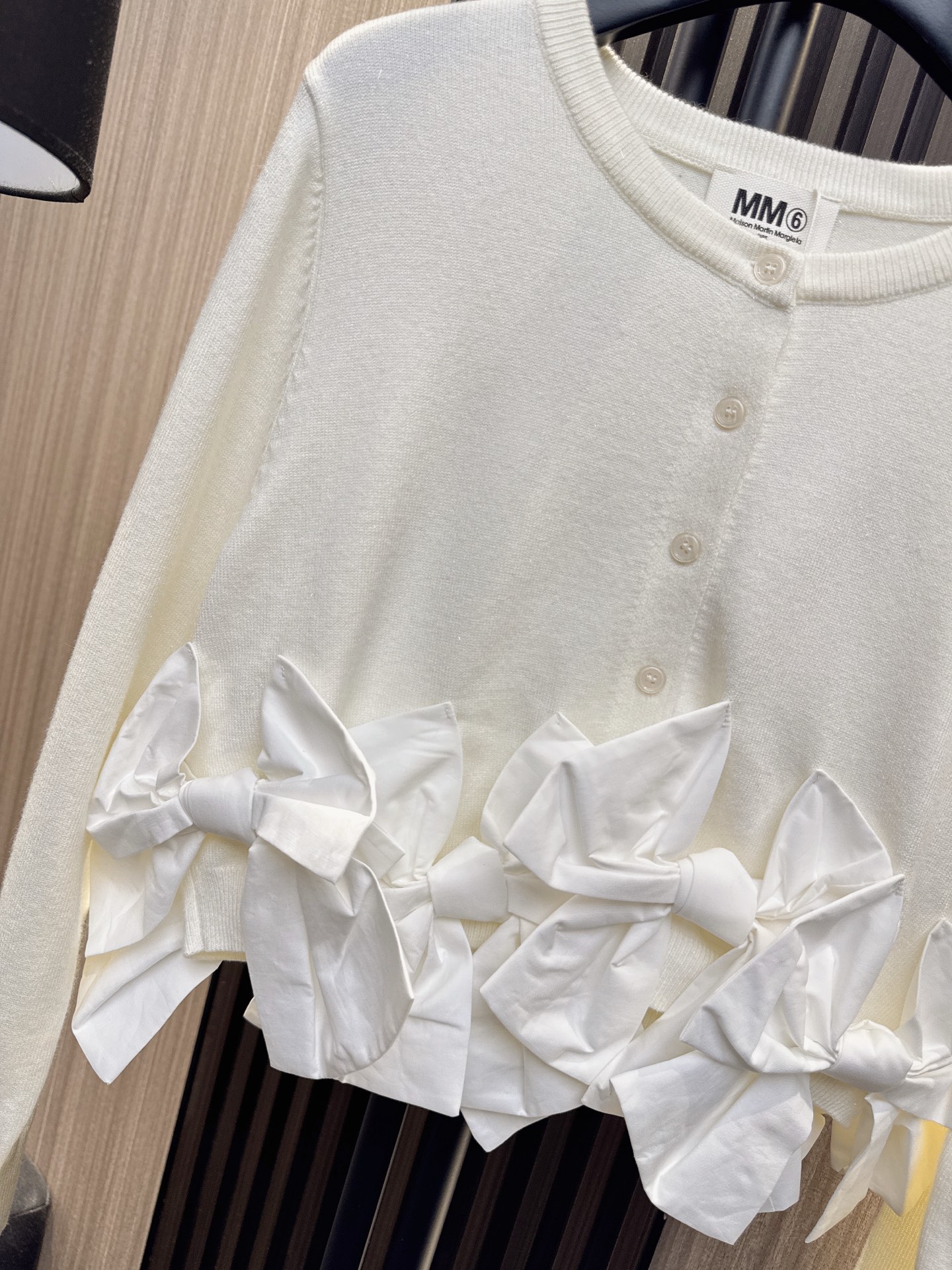 ✨✨✨MM6✨✨✨ 2025秋冬新款💫精选70%羊毛+30%棉混纺材质，柔软亲肤又保暖！立体蝴蝶结下摆设