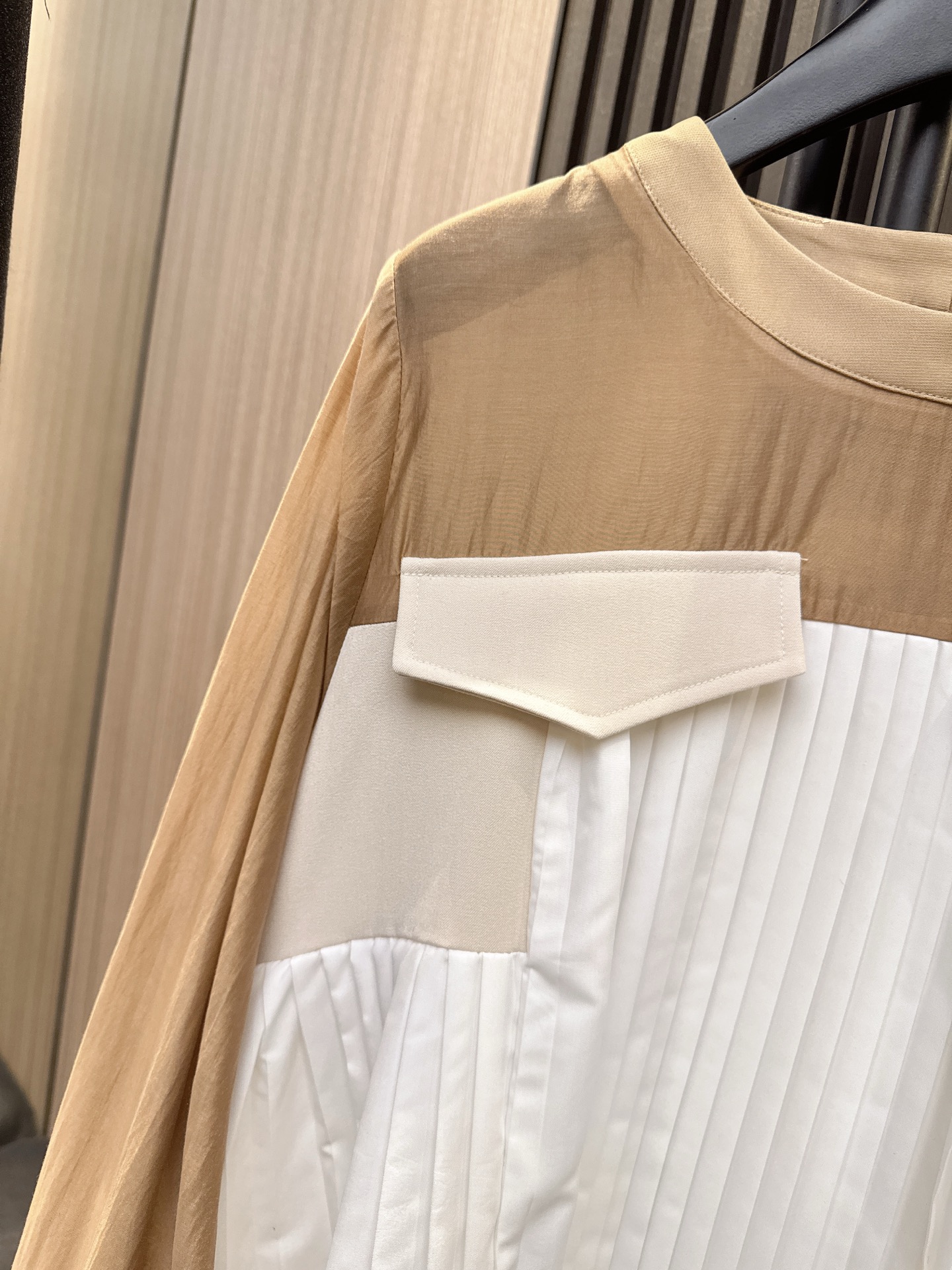 ✨✨✨Sacai✨✨✨ 2025秋冬新款撞色拼接×立体剪裁百褶A字版型，抽绳设计一拉秒变辣妹。🔥三个色S